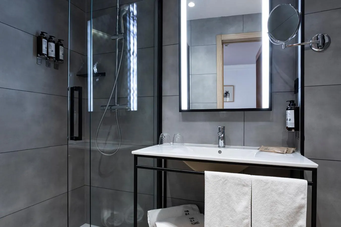 Bathroom in Petit Palace Cliper-Gran Vía