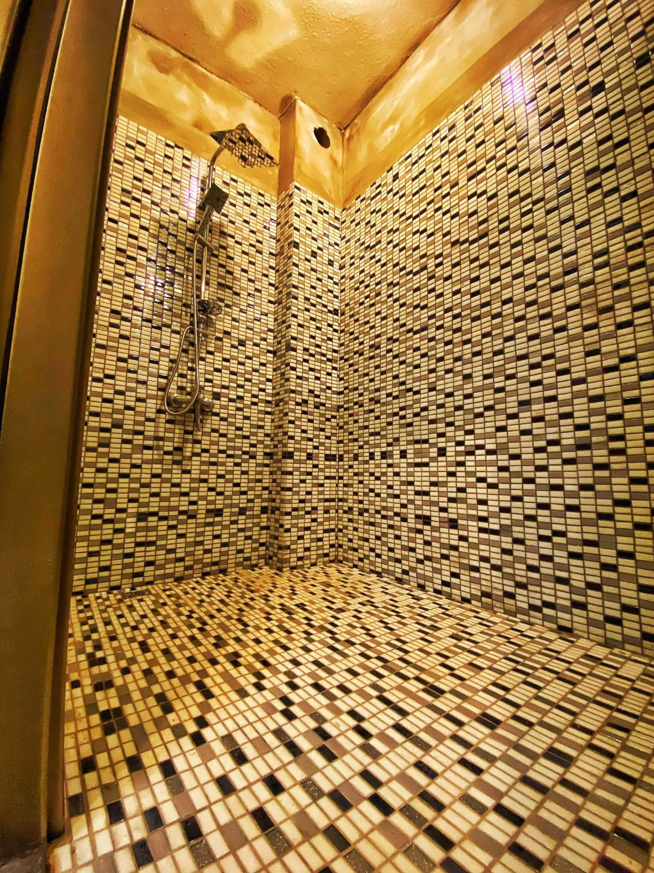 Shower in Nomad Hostel Karaköy
