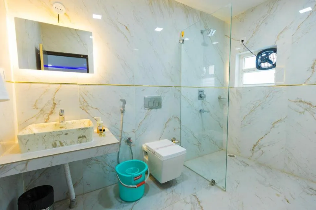 Shower in The Midland