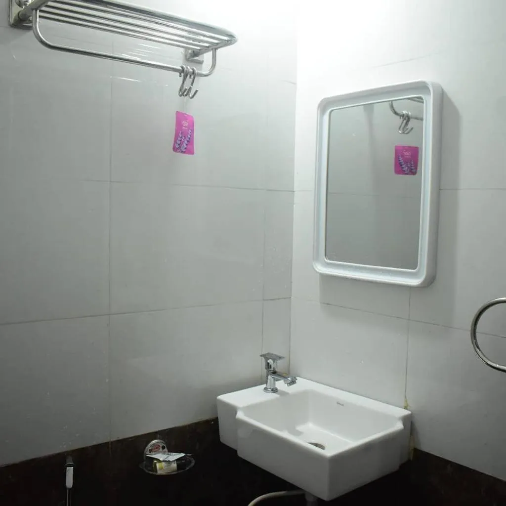 Shower in The Midland