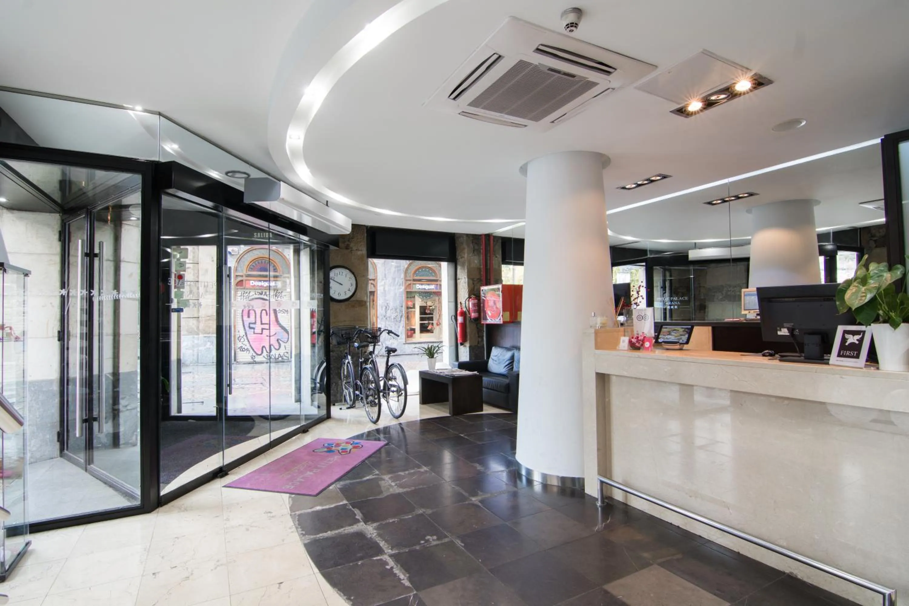 Facade/entrance in Petit Palace Arana Bilbao