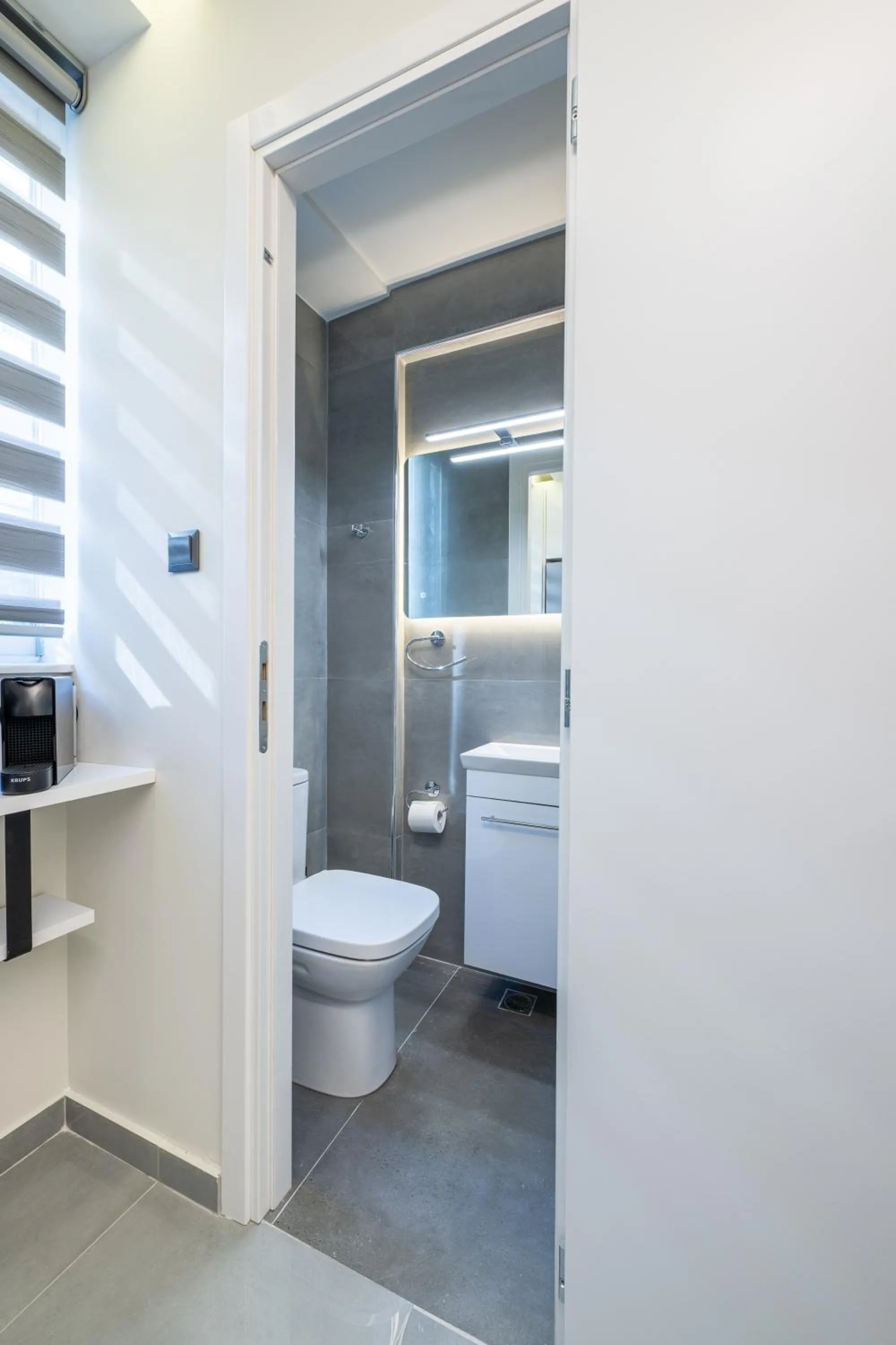 Toilet in Acropolis Cozy Apartments