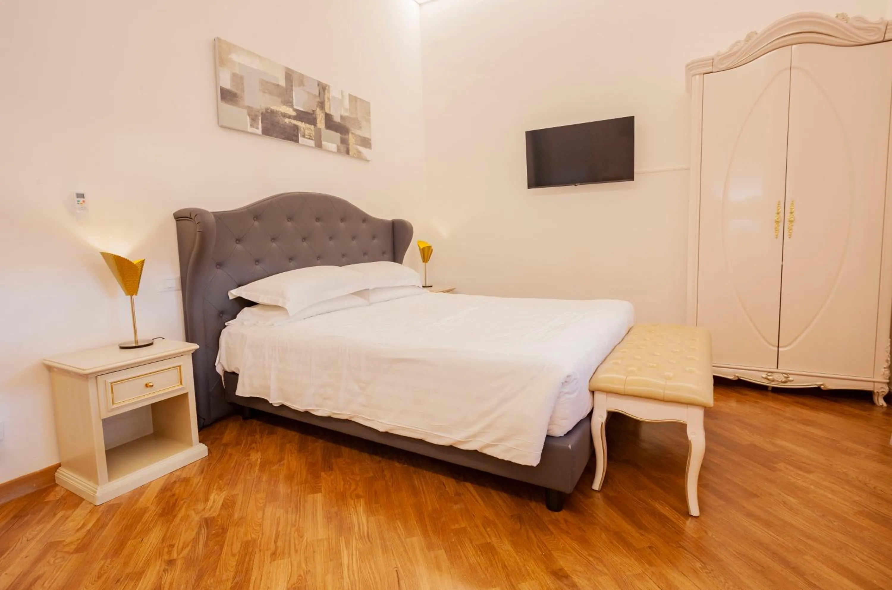 Photo of the whole room, Bed in Villa Royal B&B