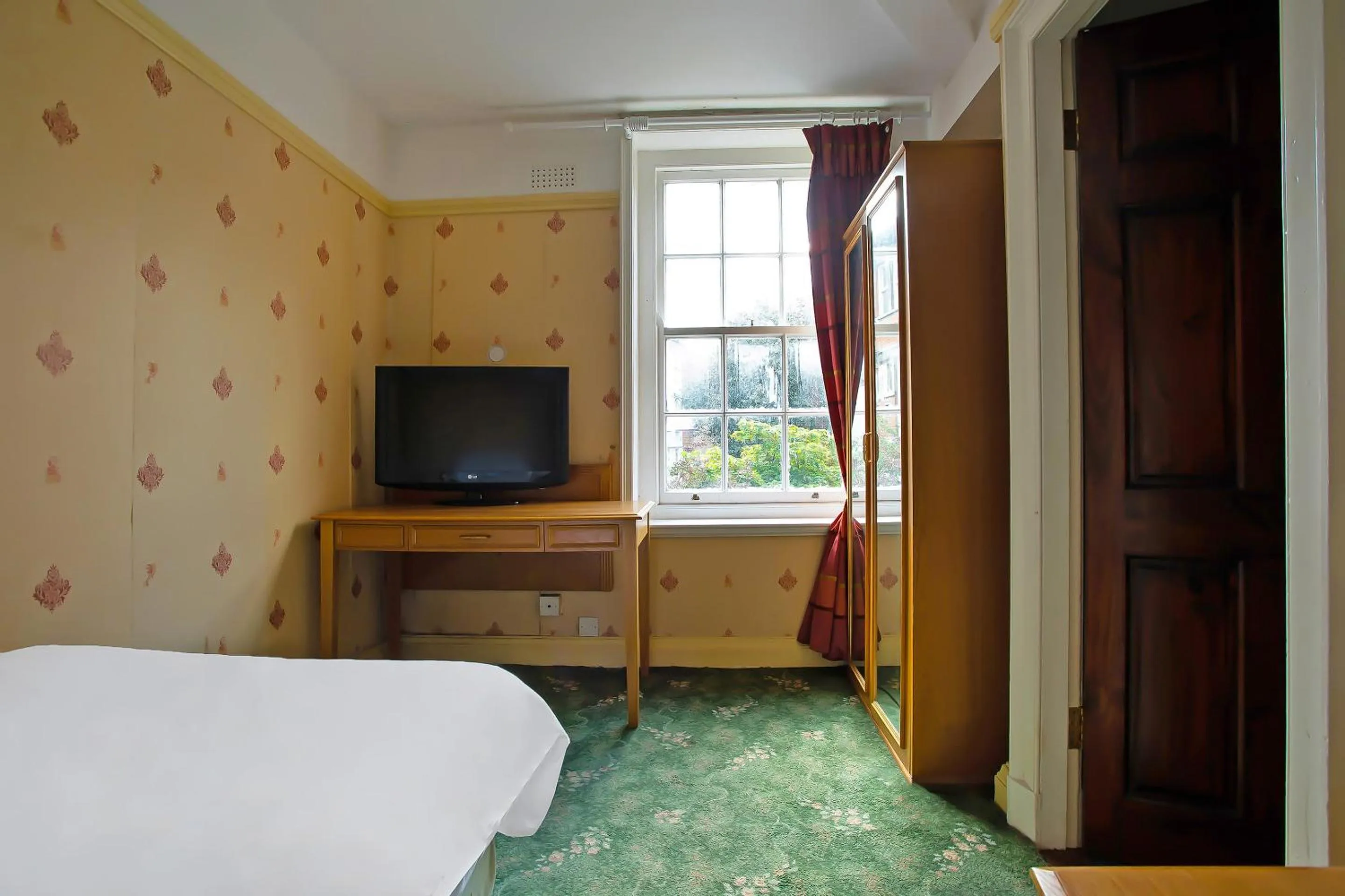 Bedroom in Great White Horse Hotel