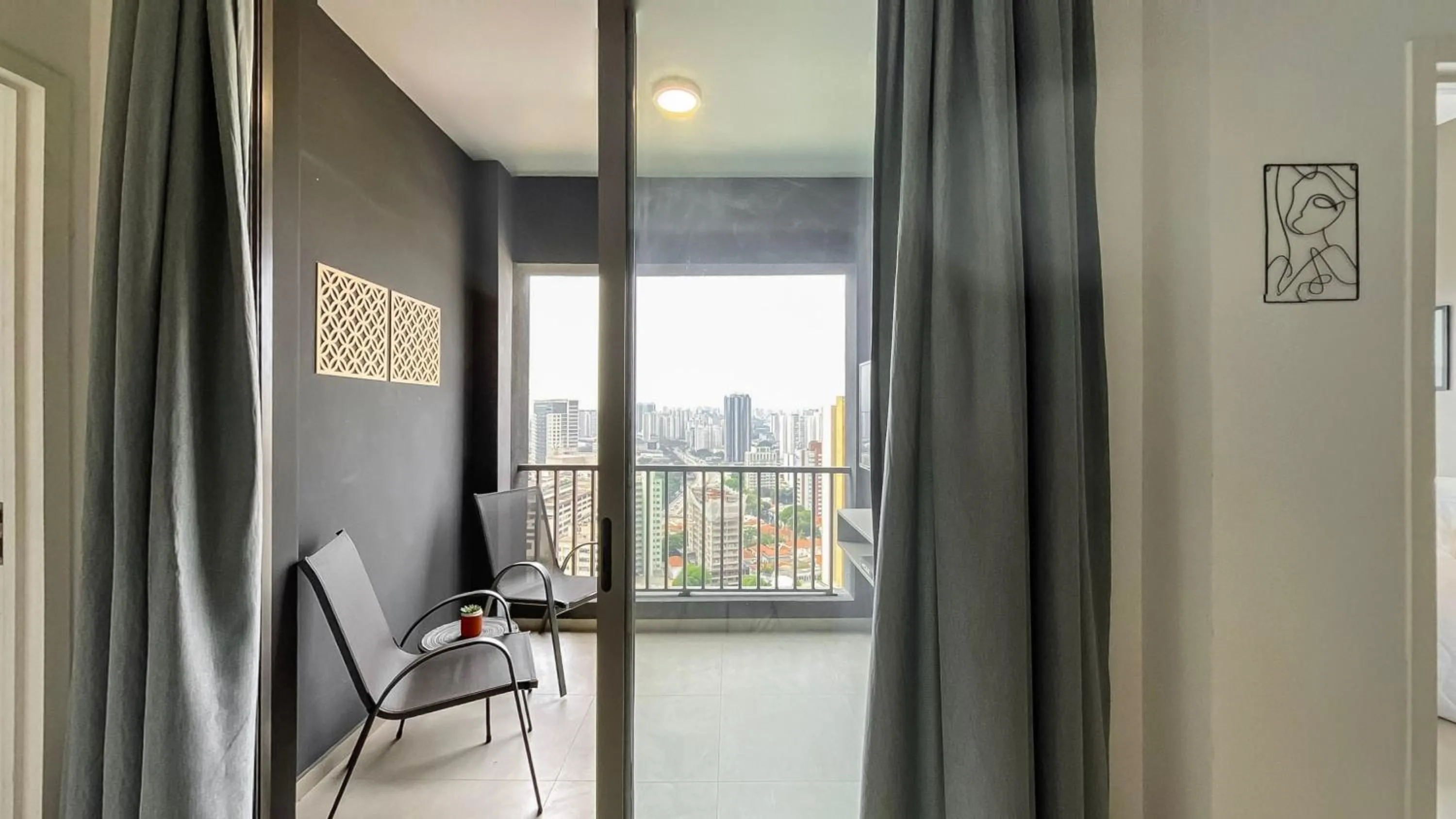 Balcony/Terrace in 360 VN Turiassú by Housi