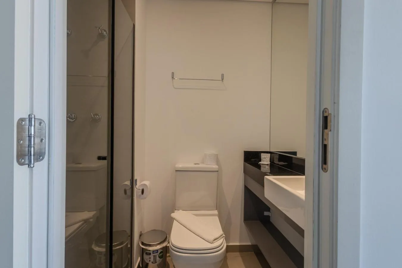 Bathroom in 360 VN Turiassú by Housi