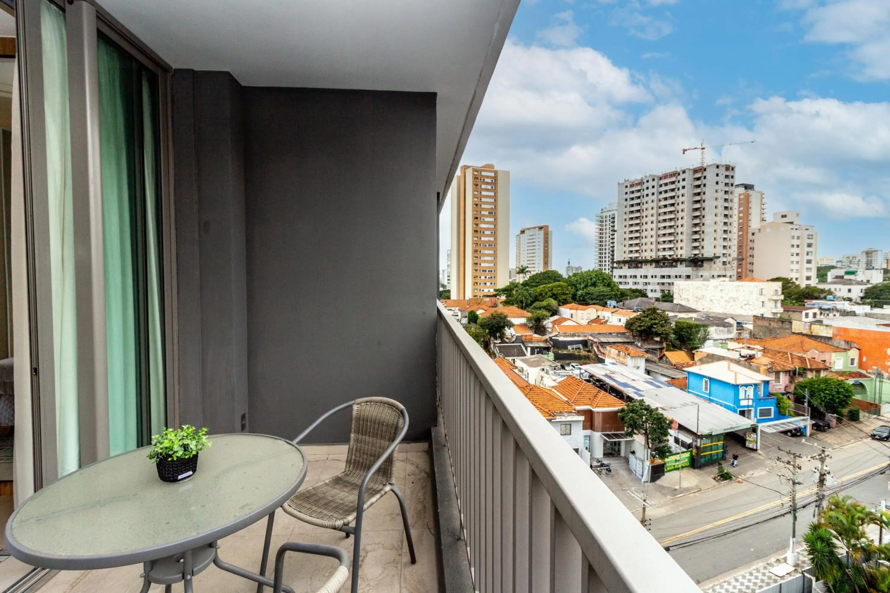 Balcony/Terrace in 360 VN Turiassú by Housi