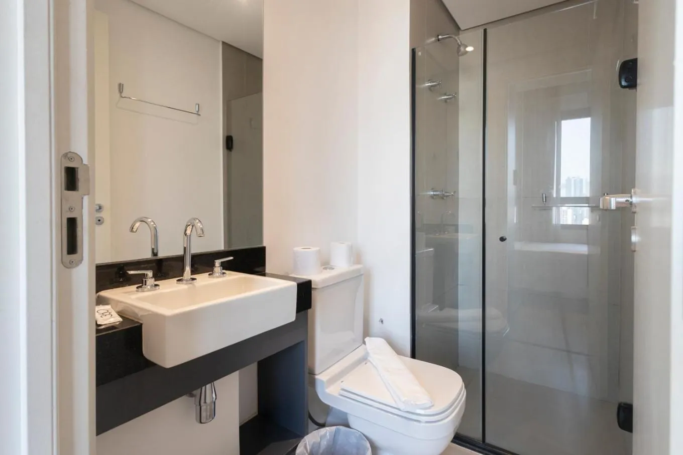 Bathroom in 360 VN Turiassú by Housi