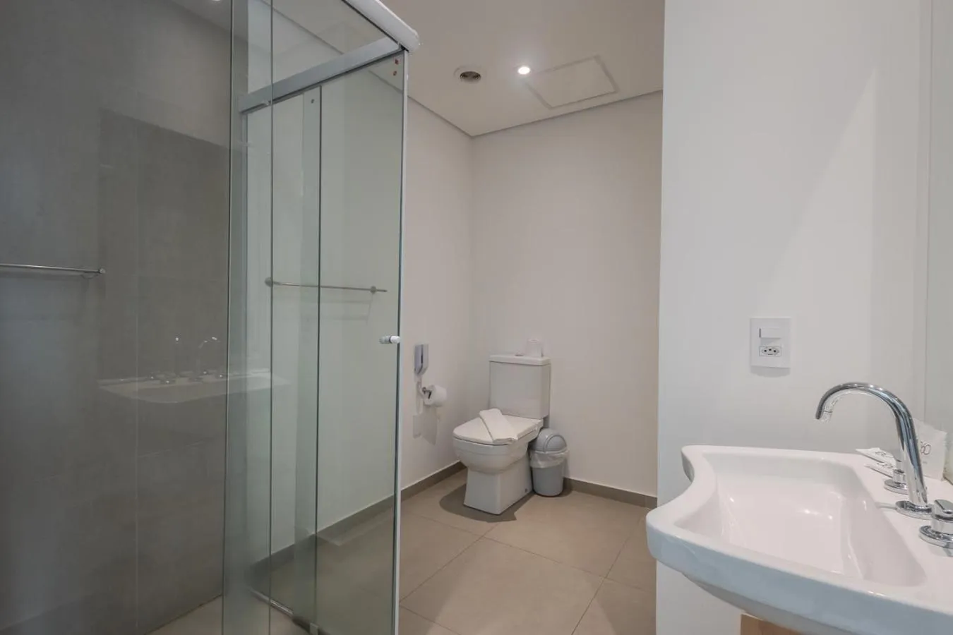 Bathroom in 360 VN Turiassú by Housi