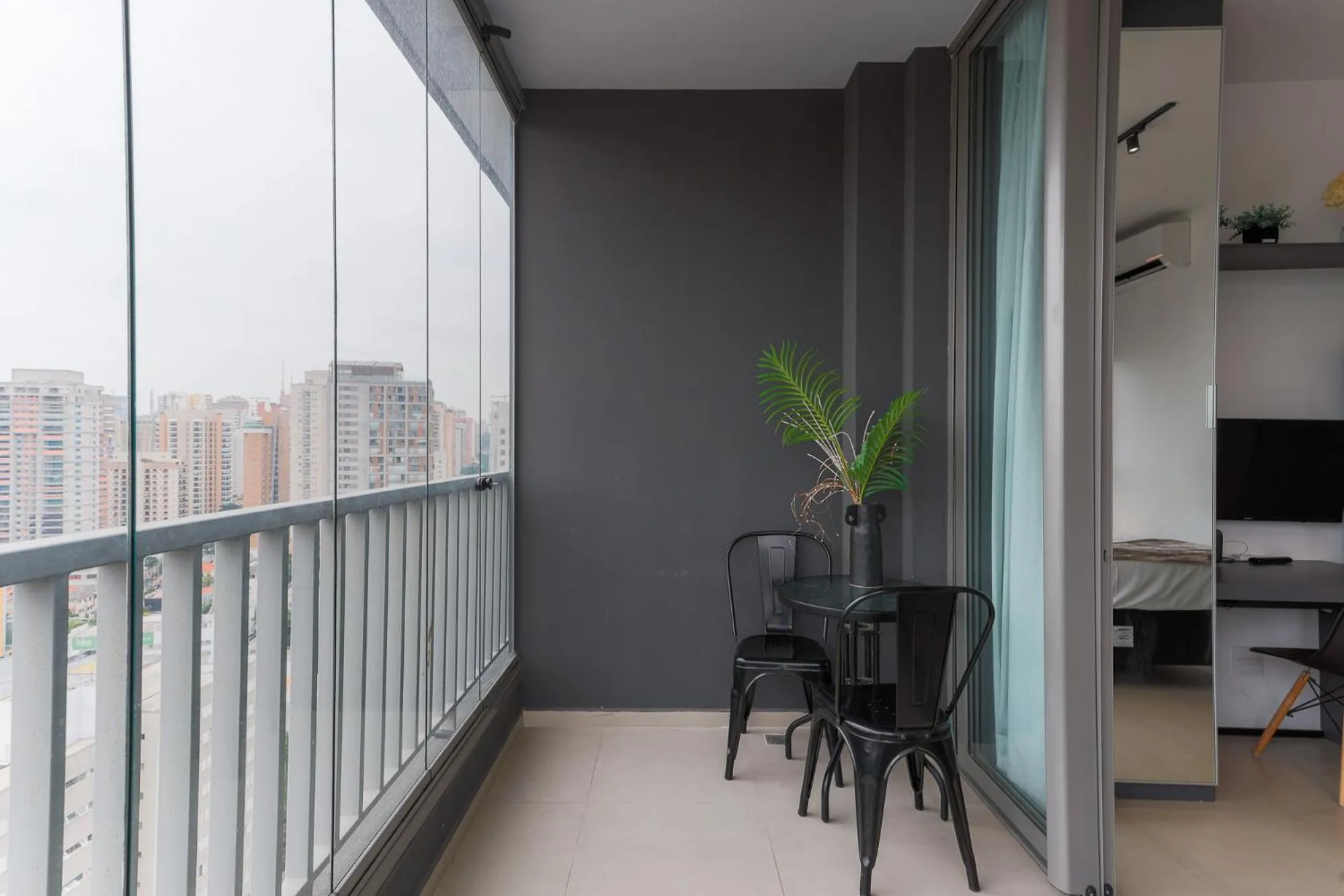 Balcony/Terrace in 360 VN Turiassú by Housi
