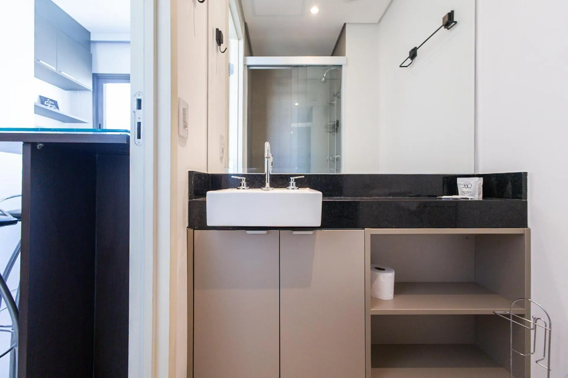 Bathroom in 360 VN Turiassú by Housi