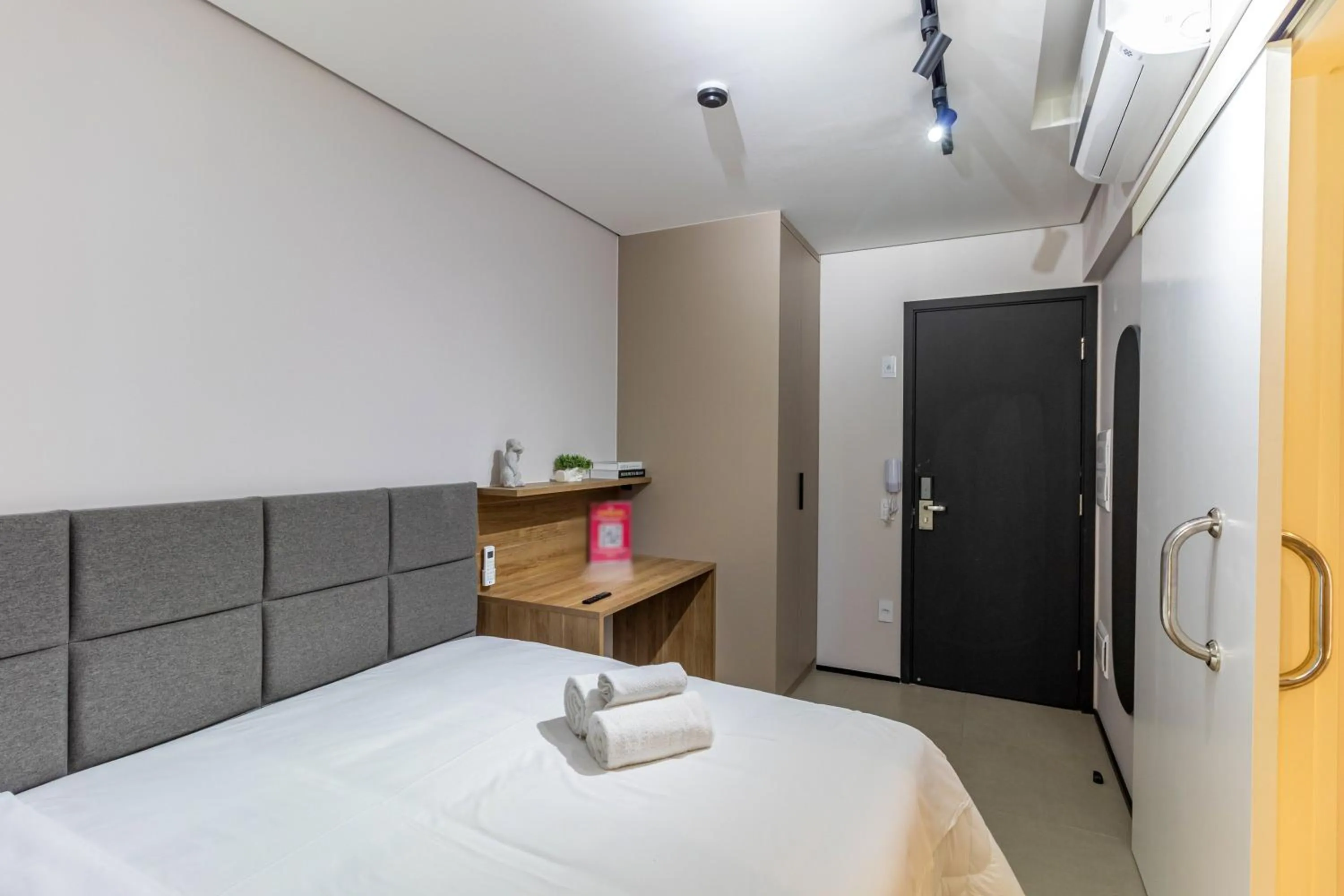 Bedroom, Bed in 360 VN Turiassú by Housi