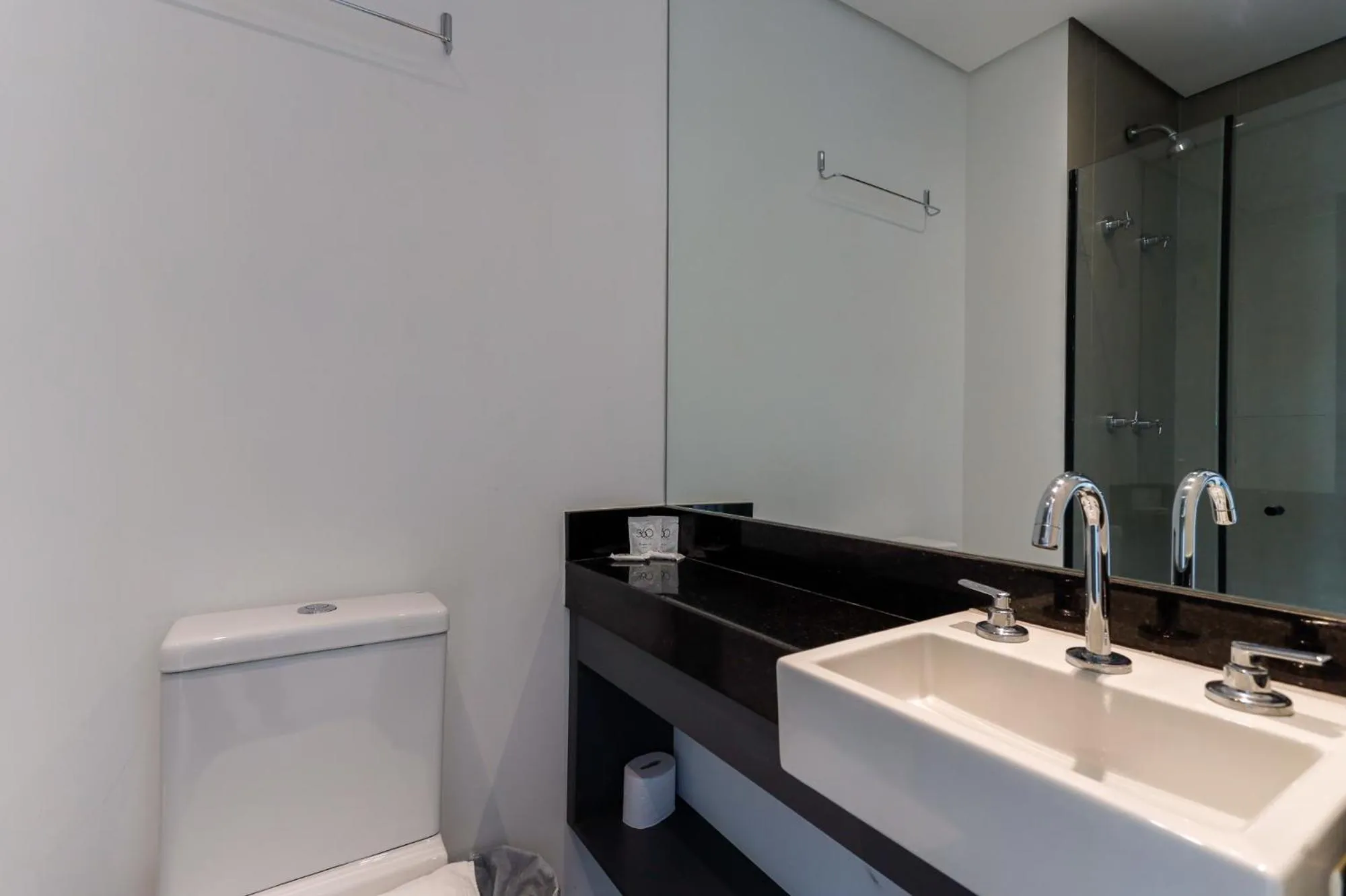 Bathroom in 360 VN Turiassú by Housi