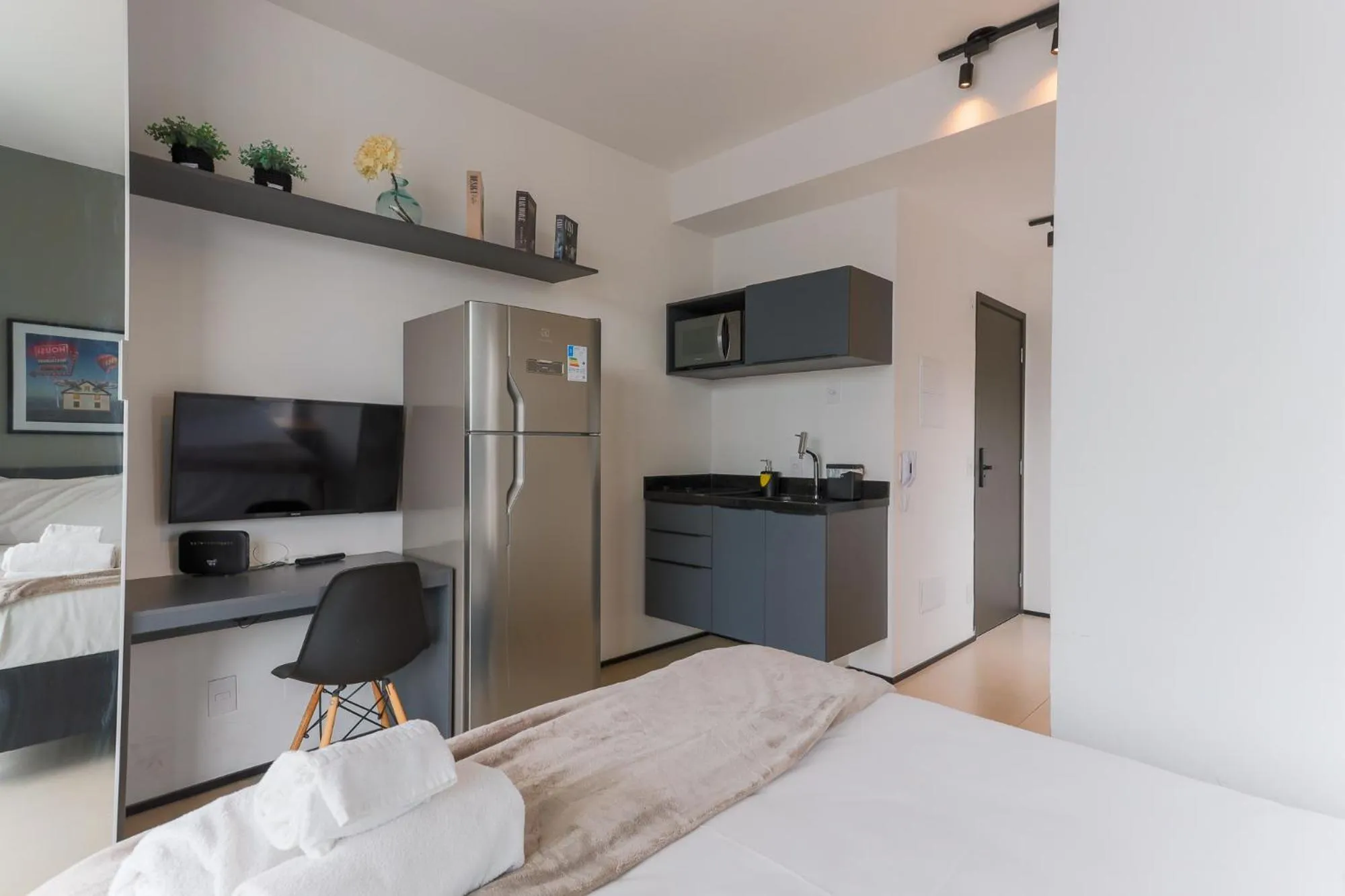 Photo of the whole room, Bed in 360 VN Turiassú by Housi