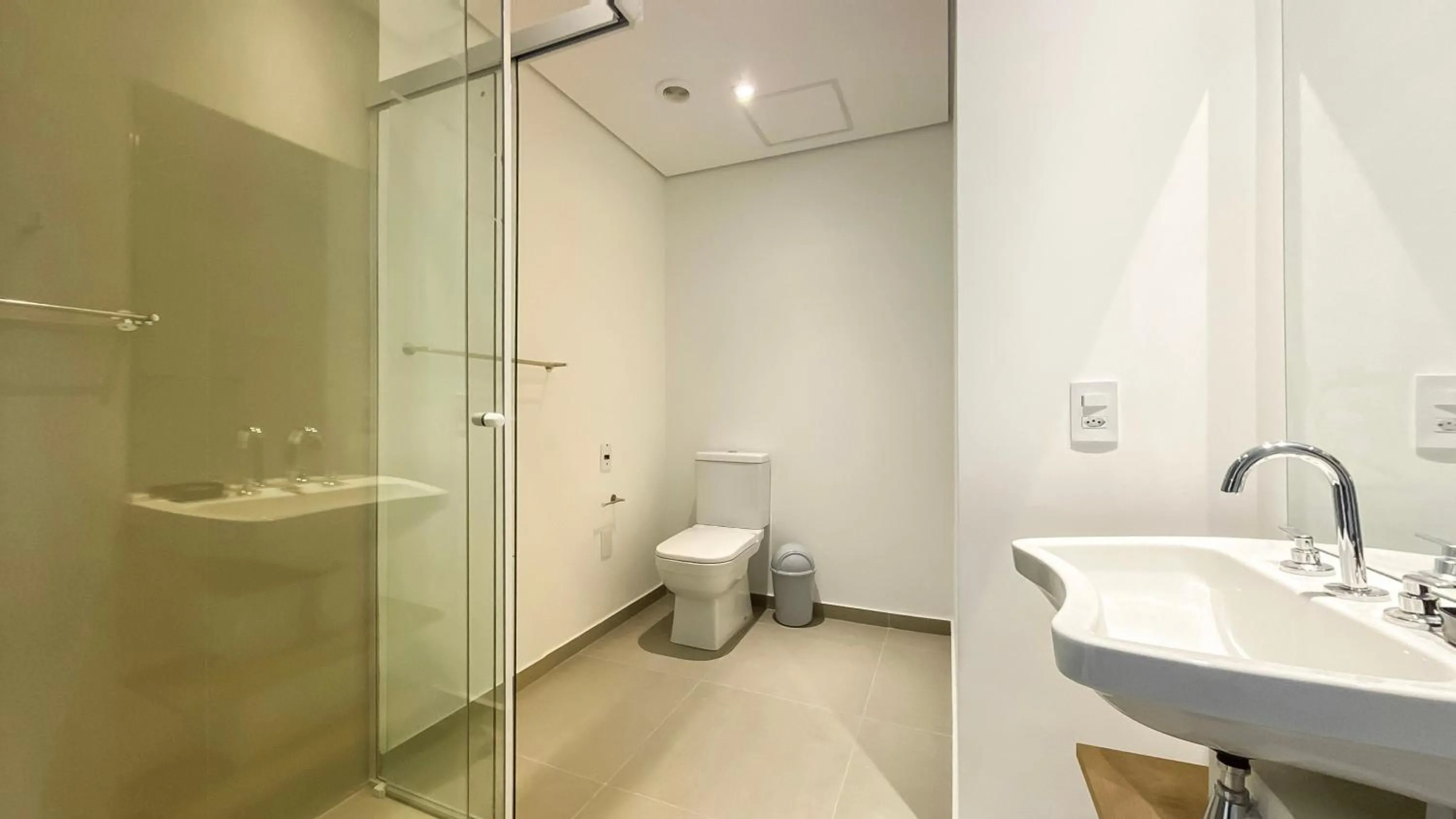 Bathroom in 360 VN Turiassú by Housi