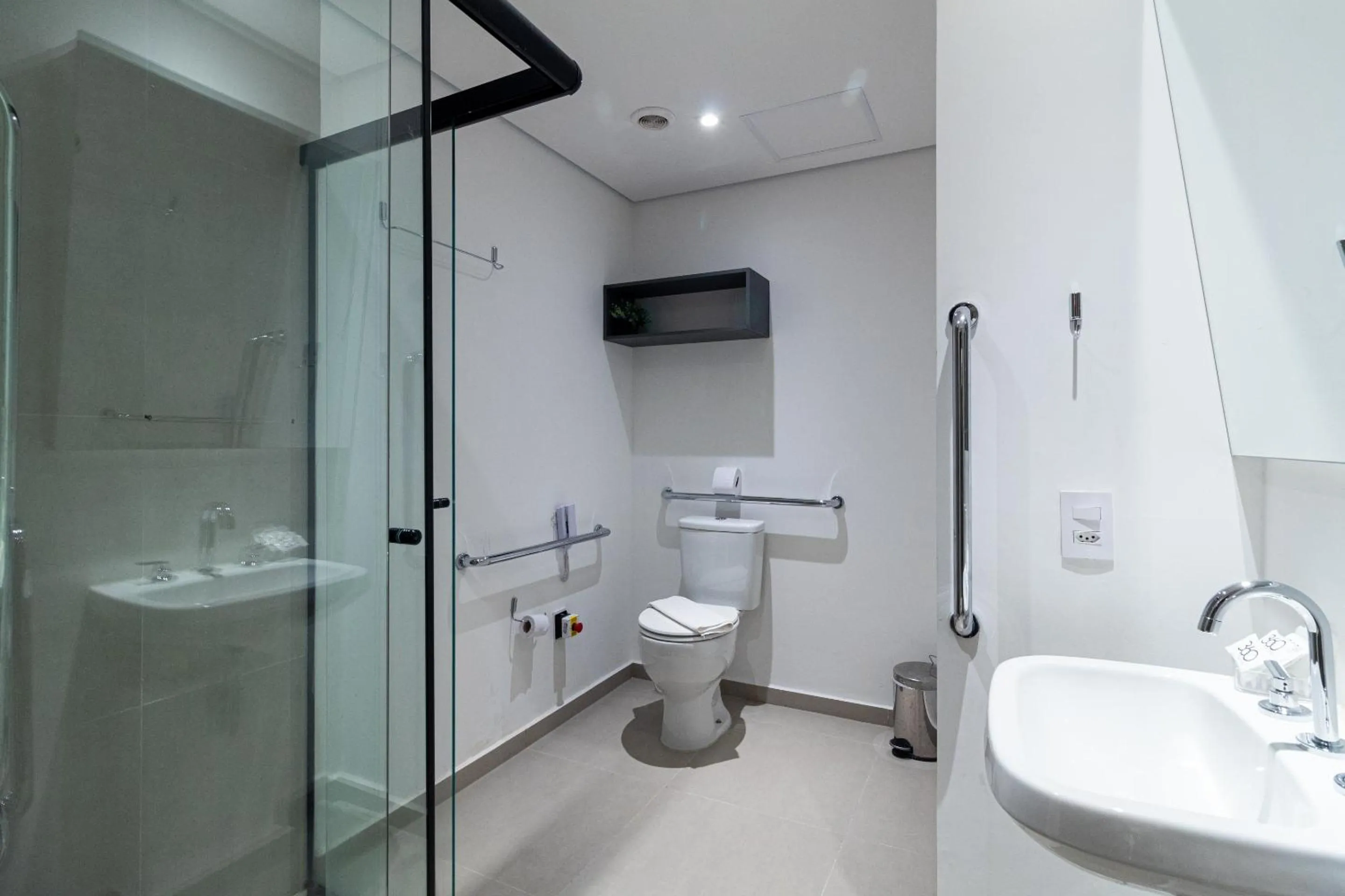 Toilet in 360 VN Turiassú by Housi