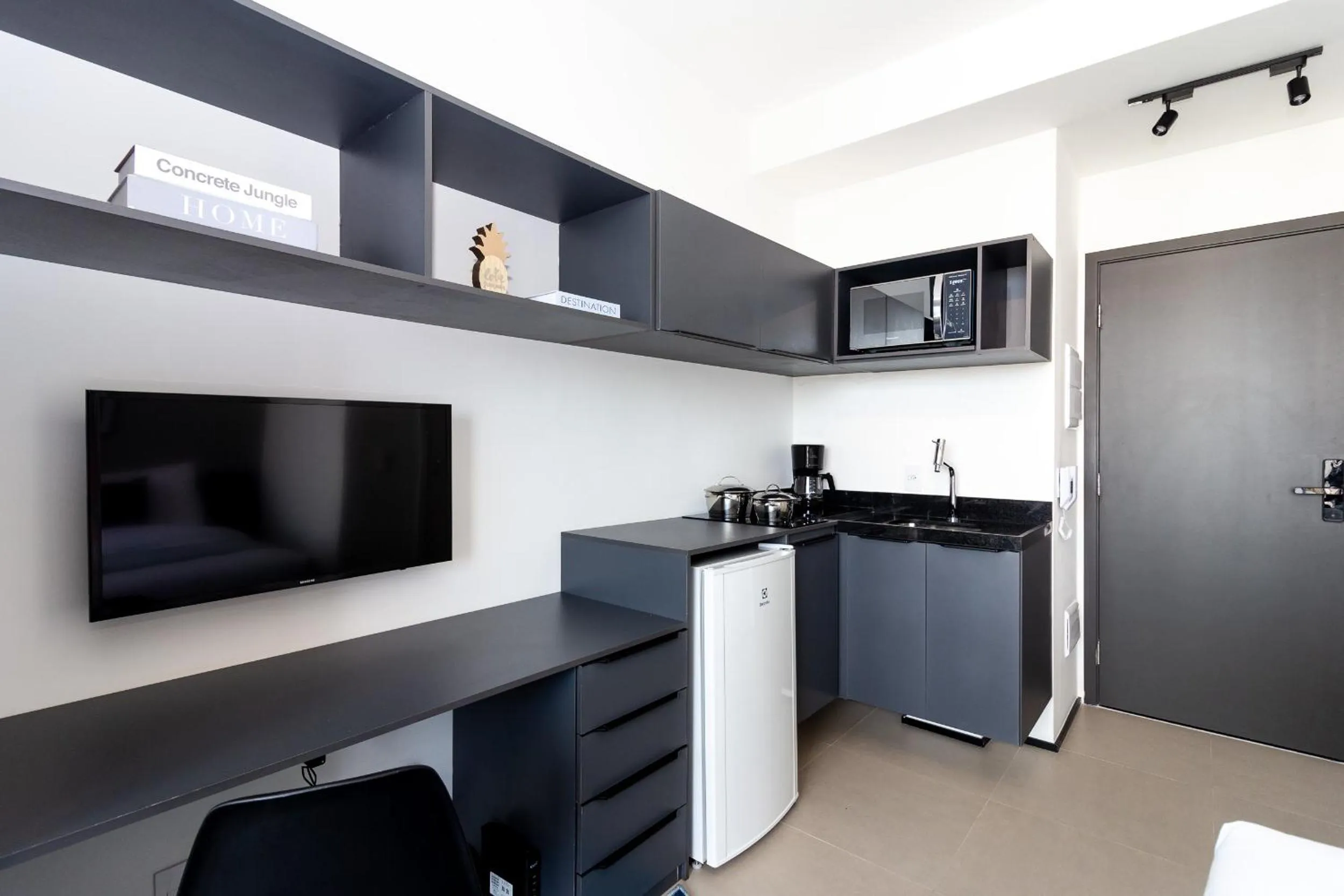 Kitchen or kitchenette in 360 VN Turiassú by Housi