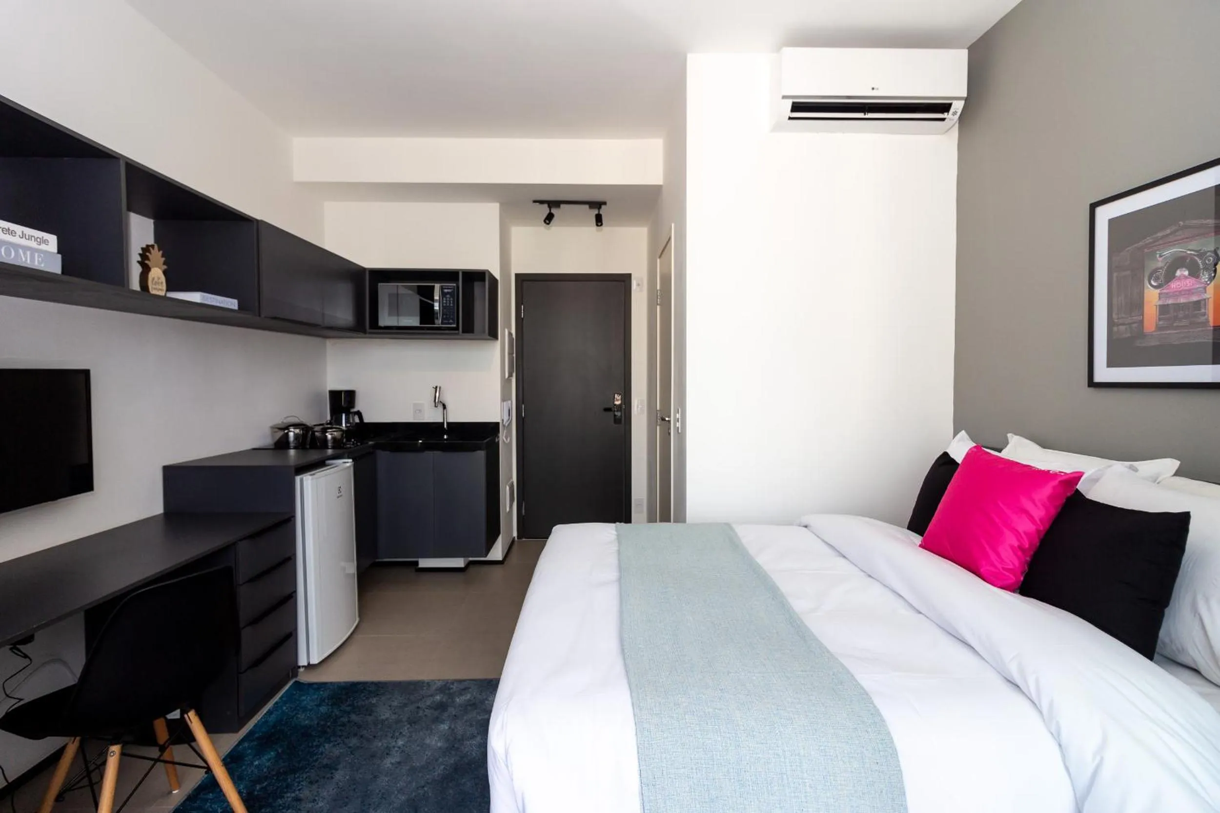 Photo of the whole room, Bed in 360 VN Turiassú by Housi