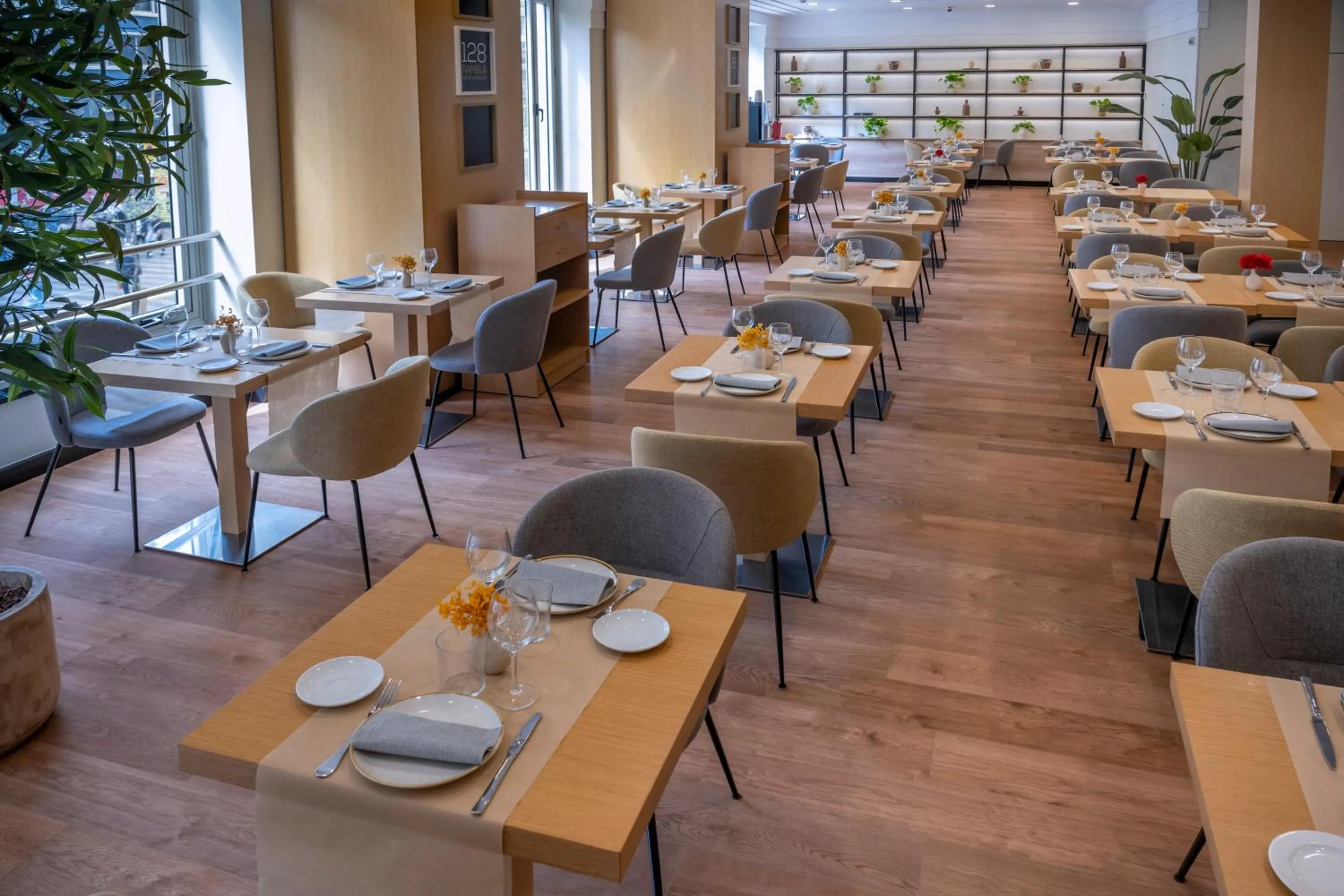 Restaurant/places to eat in Hotel SERHS Rivoli Rambla