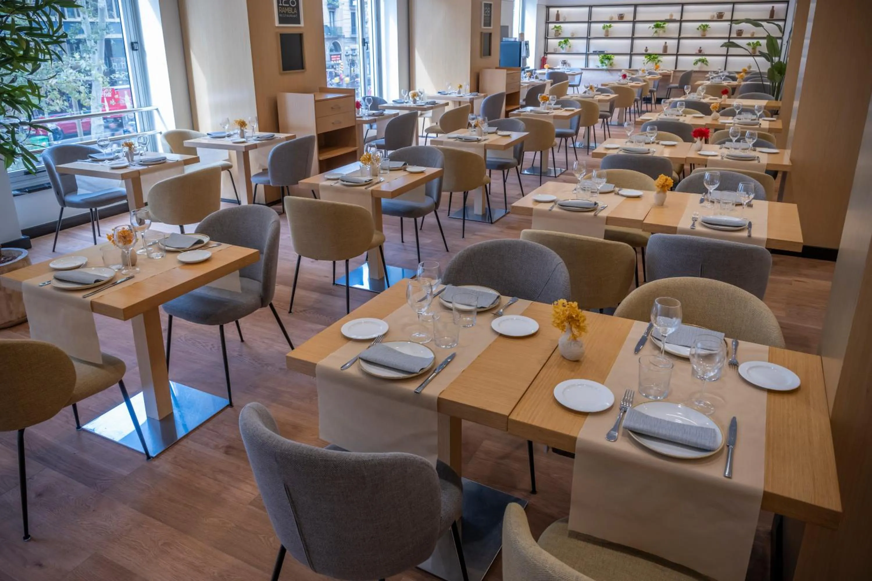Restaurant/places to eat in Hotel SERHS Rivoli Rambla