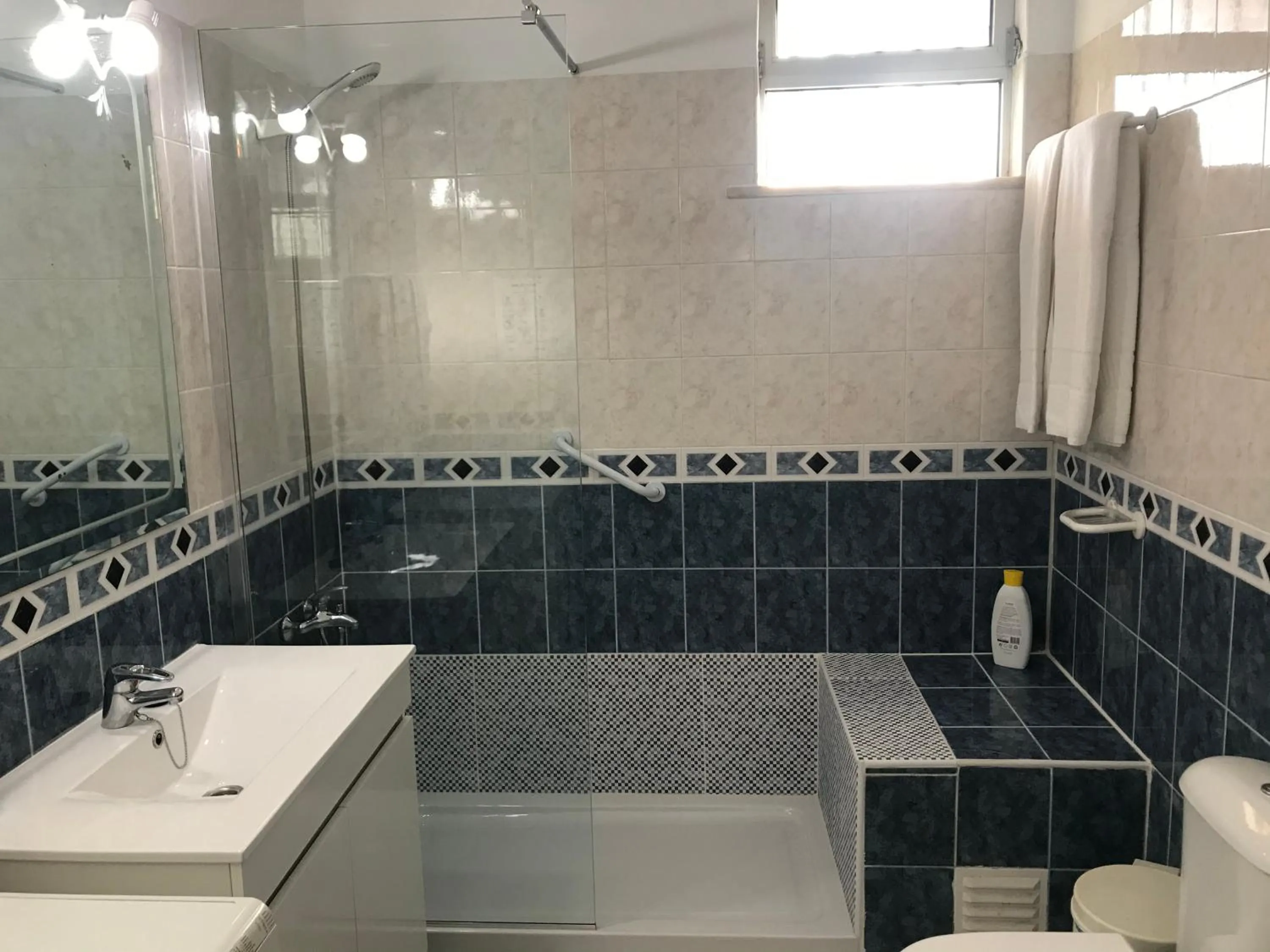 Bathroom in Apartamentos Barracuda