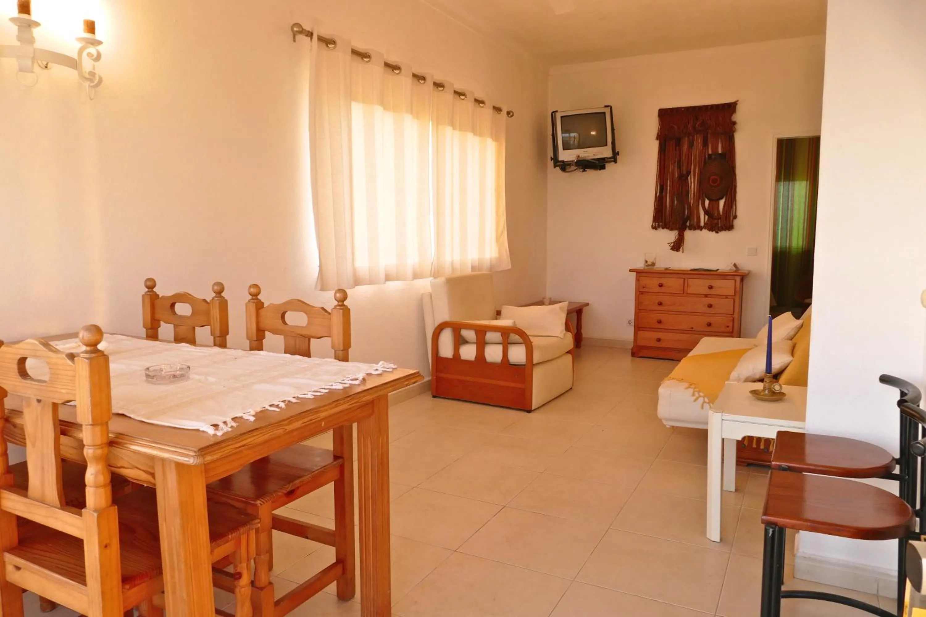 Communal lounge/ TV room in Apartamentos Barracuda
