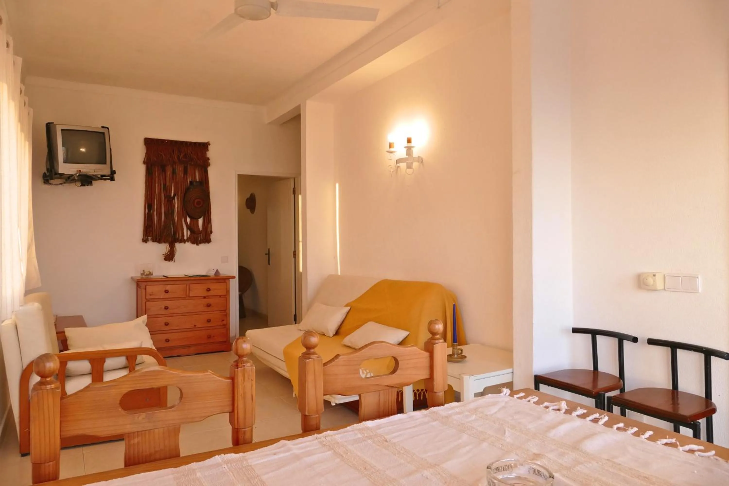 Communal lounge/ TV room, Bed in Apartamentos Barracuda