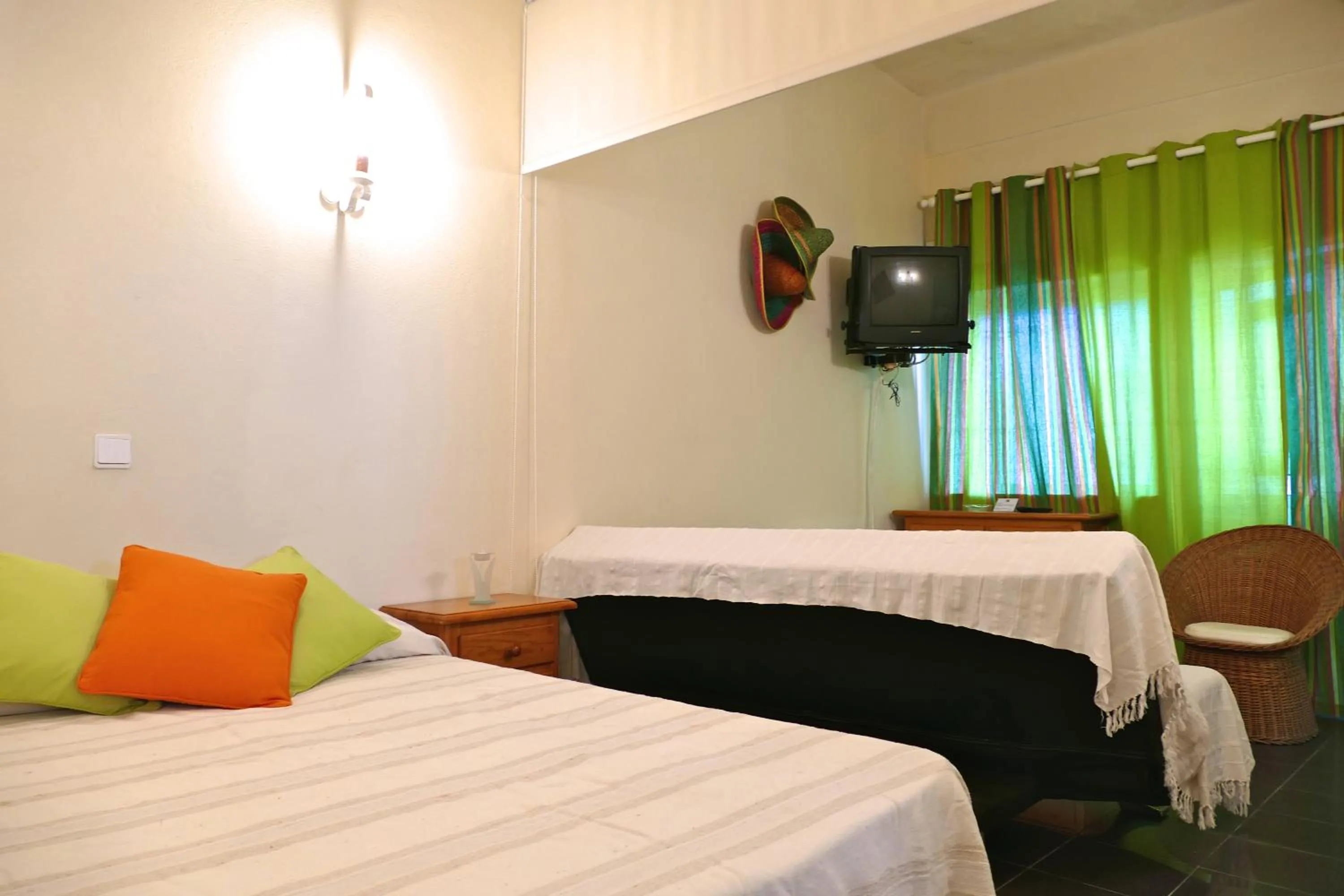 Communal lounge/ TV room, Bed in Apartamentos Barracuda