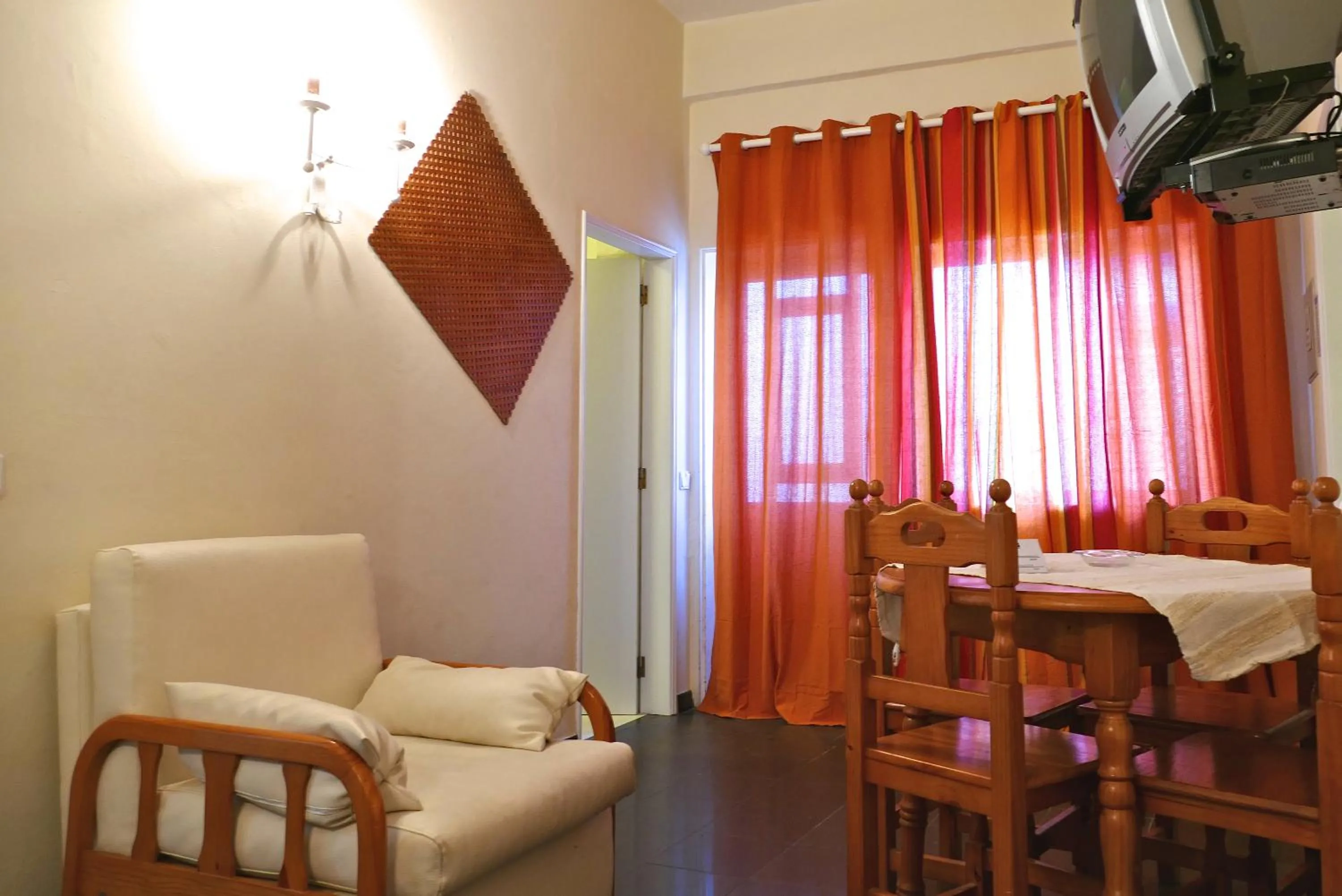 Communal lounge/ TV room in Apartamentos Barracuda