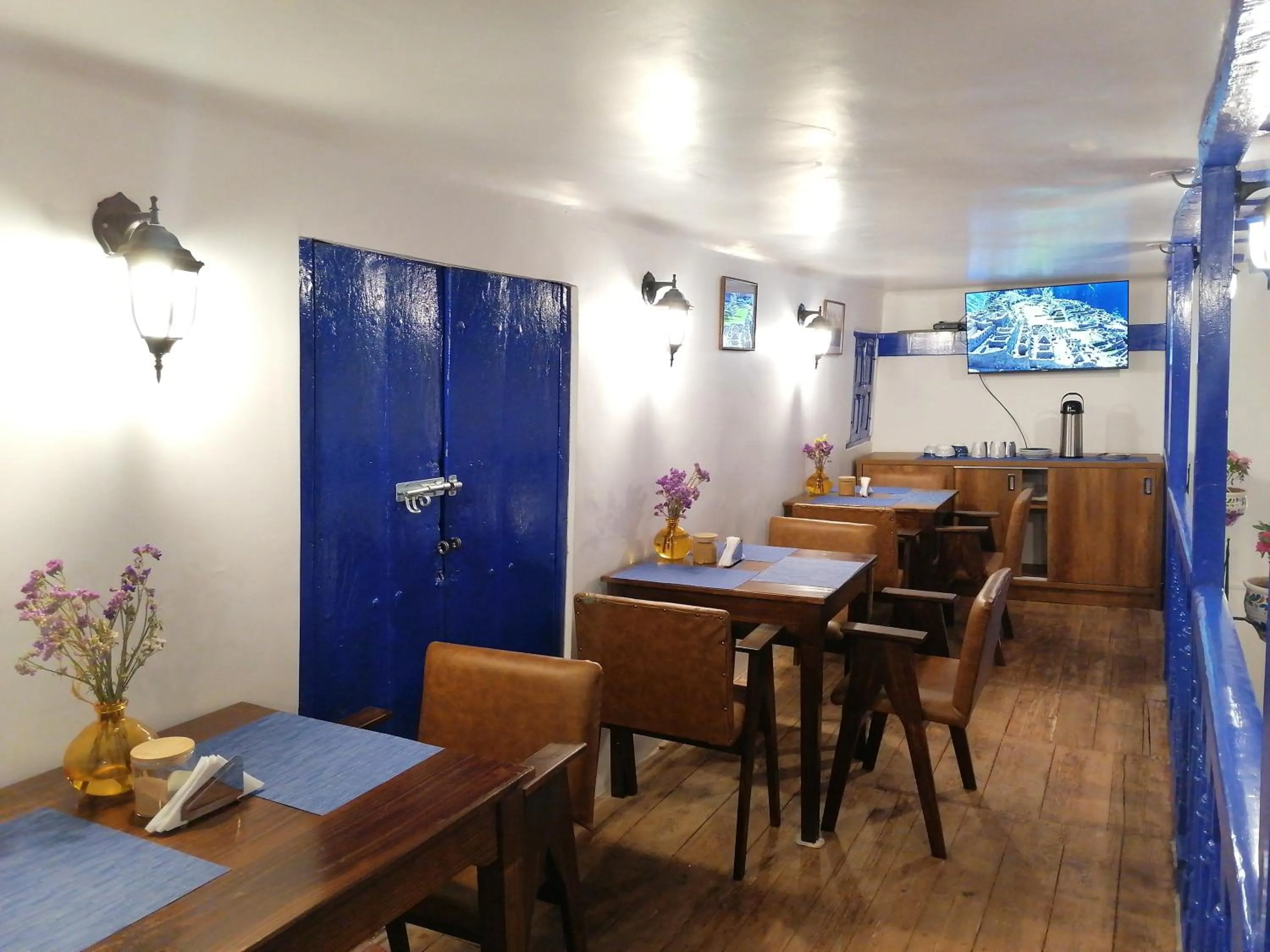 TV and multimedia in El Ave Azul Boutique Hotel Cusco