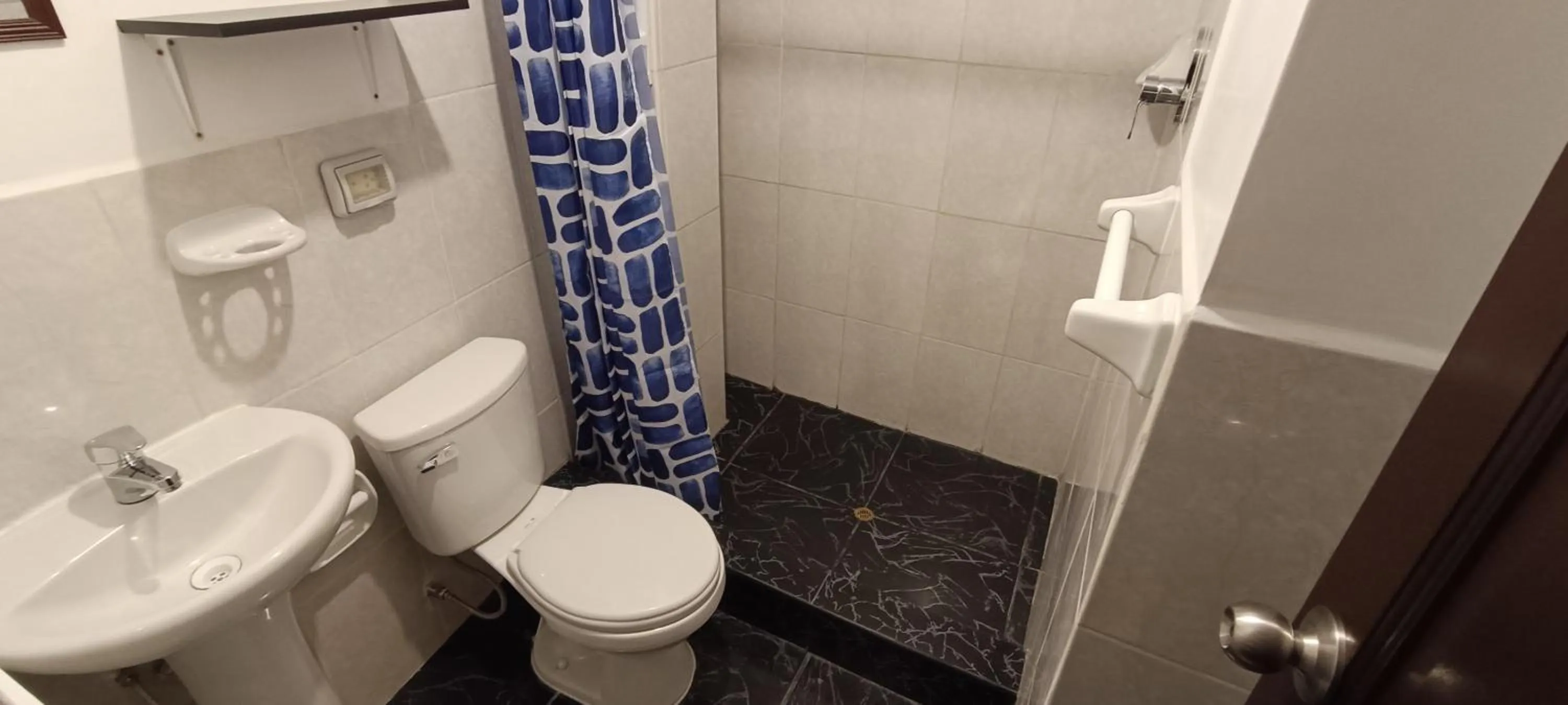 Shower in El Ave Azul Boutique Hotel Cusco