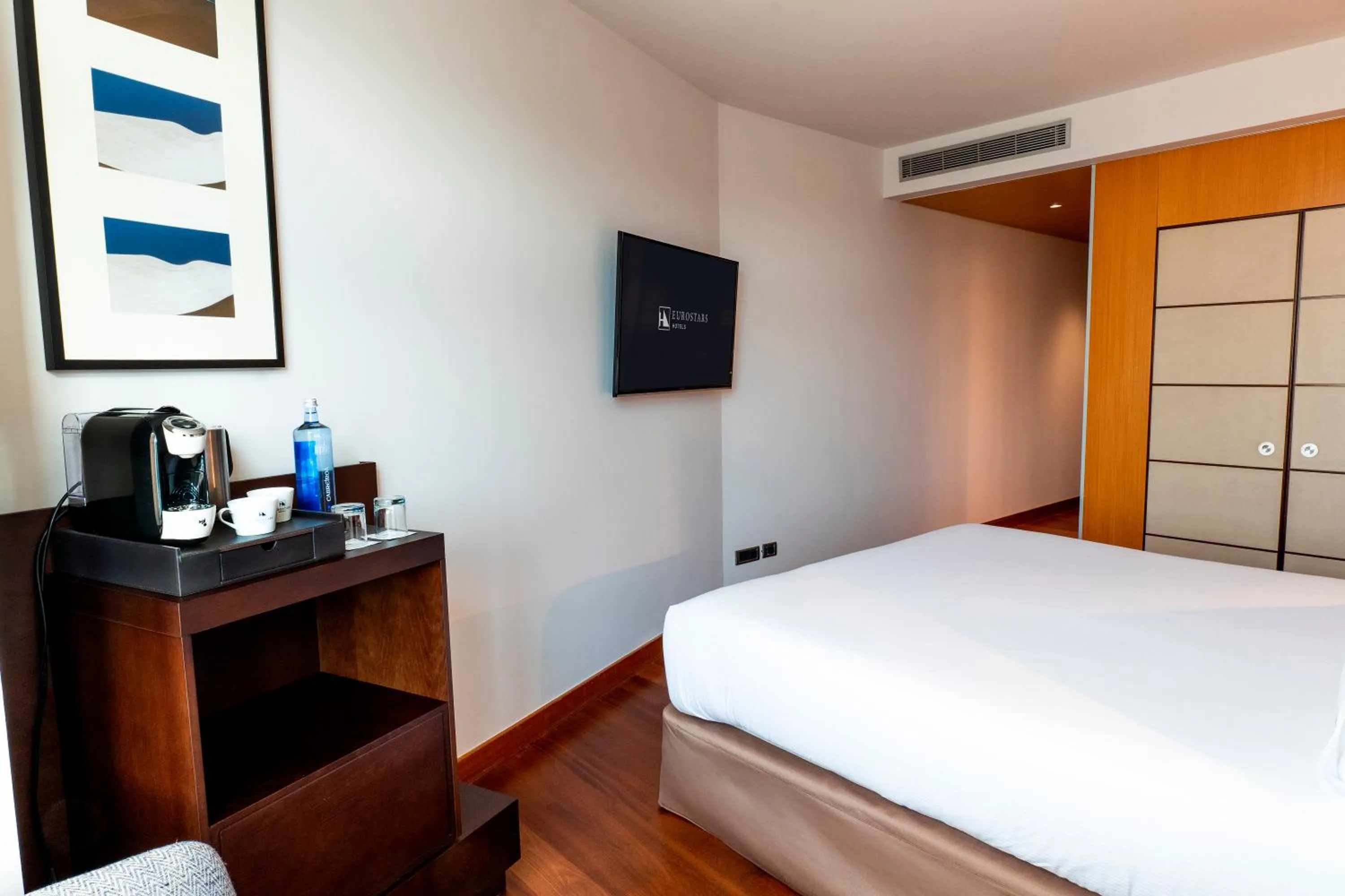 Bed in Eurostars Grand Marina Hotel GL