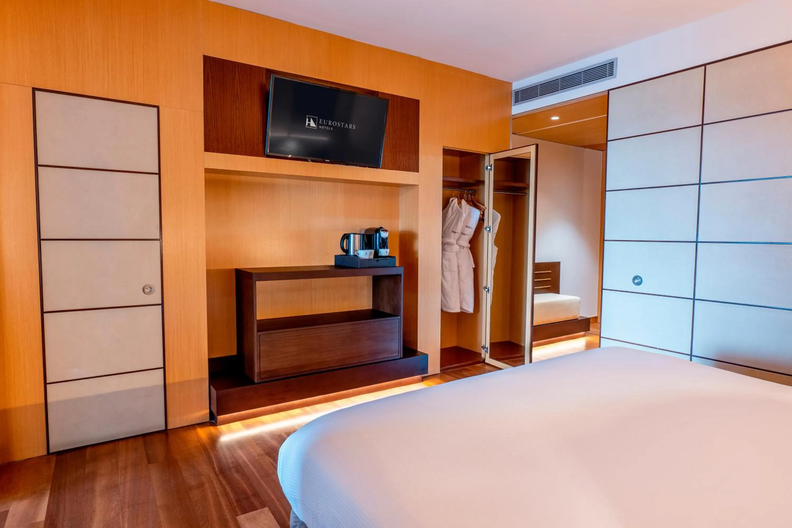 Bed in Eurostars Grand Marina Hotel GL