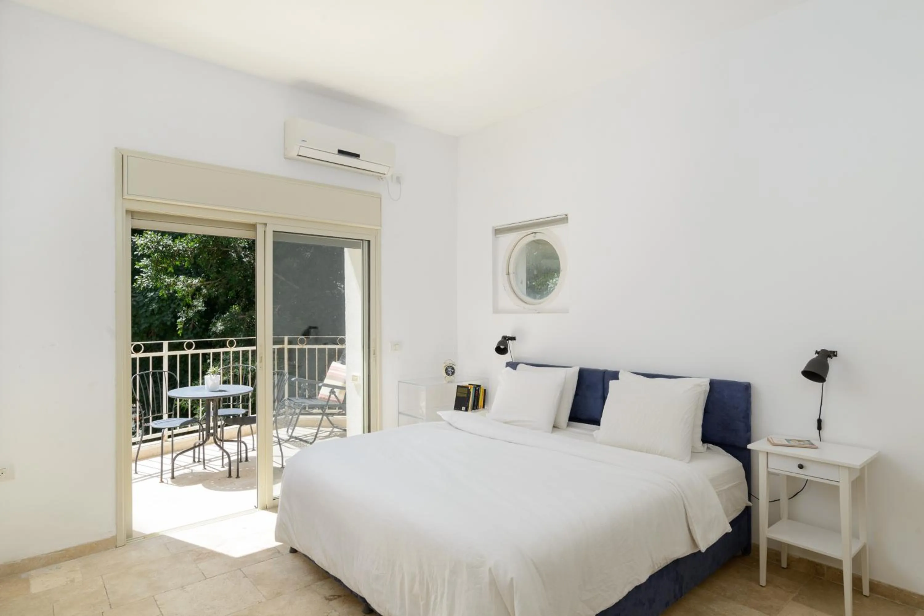 Adorable 2 bedrooms apt w Bomb Shelter next to the beach