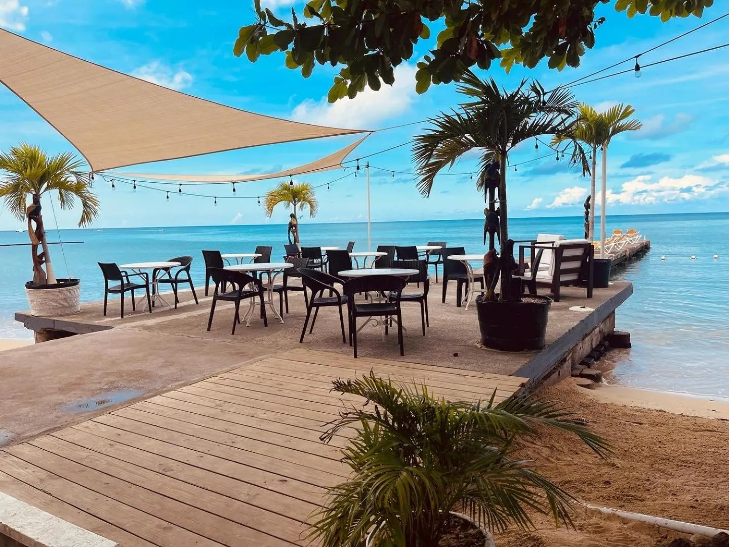 Restaurant/places to eat in Sand and Tan Beach Hotel