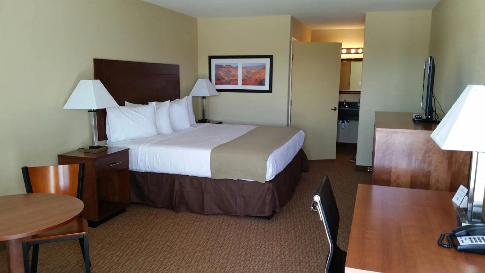 Photo of the whole room, Bed in Southern Inn and Suites Kermit