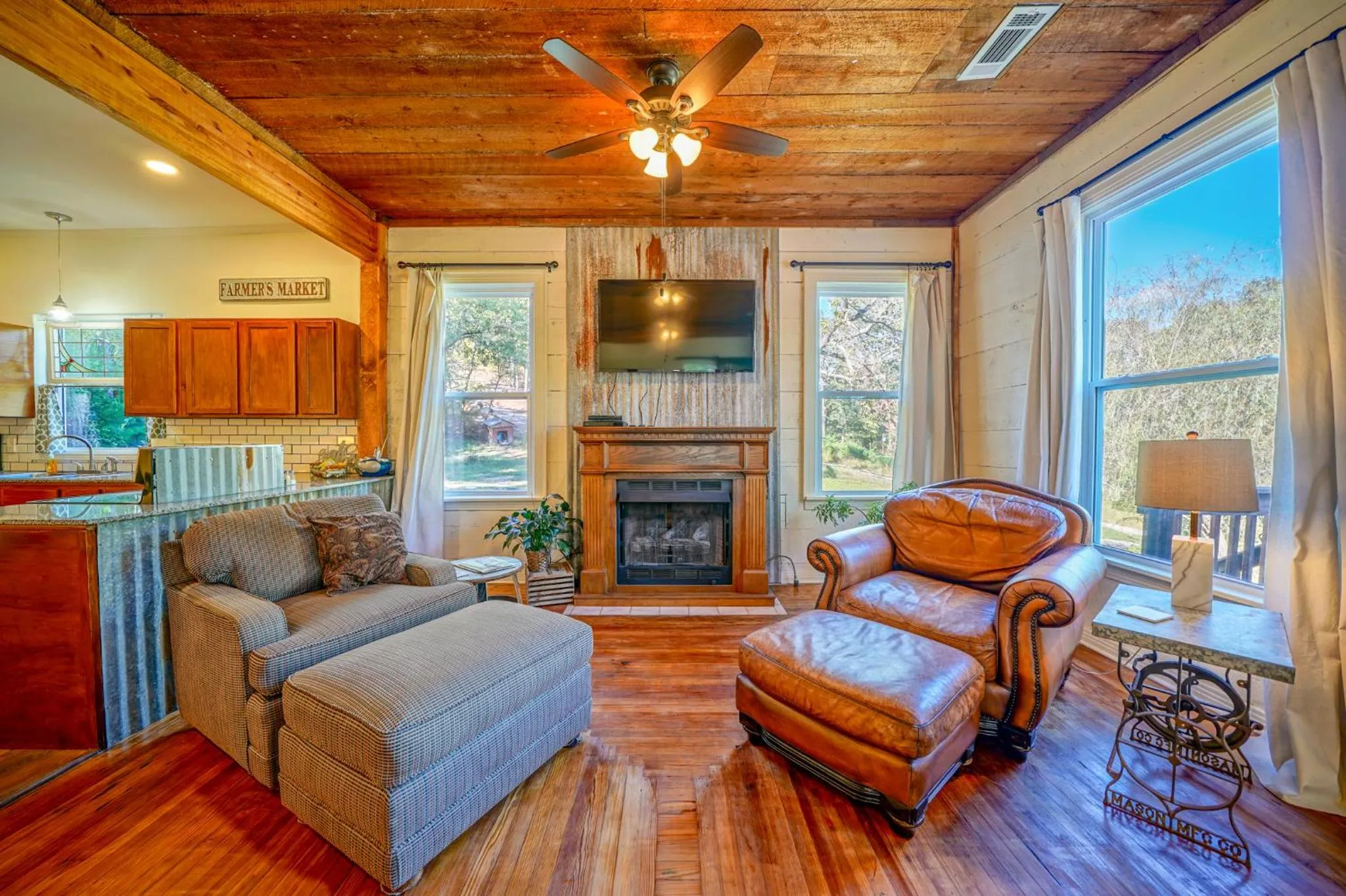 Communal lounge/ TV room in Starlight Haven Hot Springs