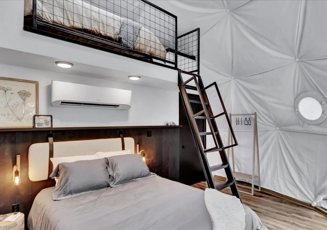 Bedroom, Bed in Starlight Haven Hot Springs