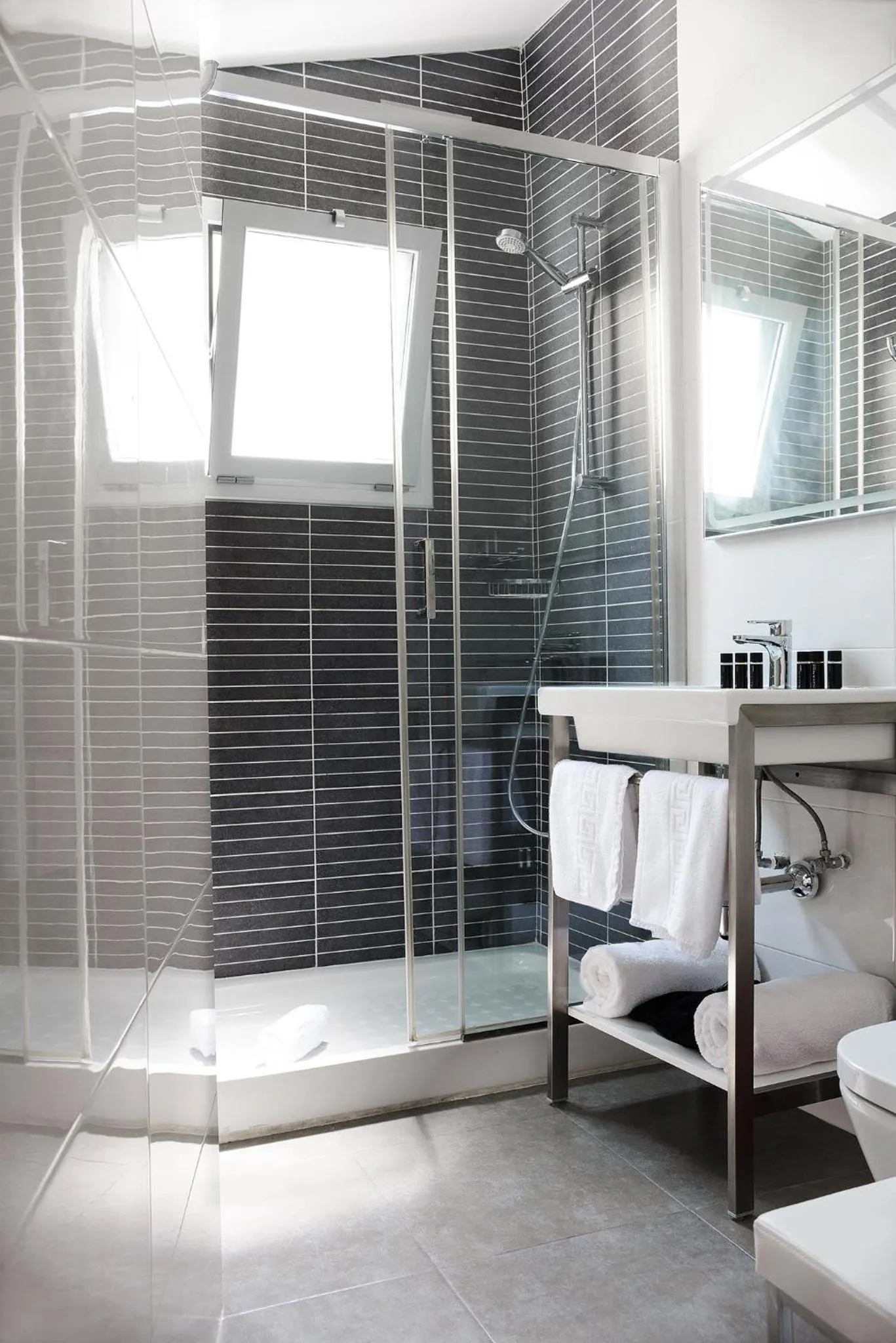 Bathroom in Elite Hotel - Gay Men Only