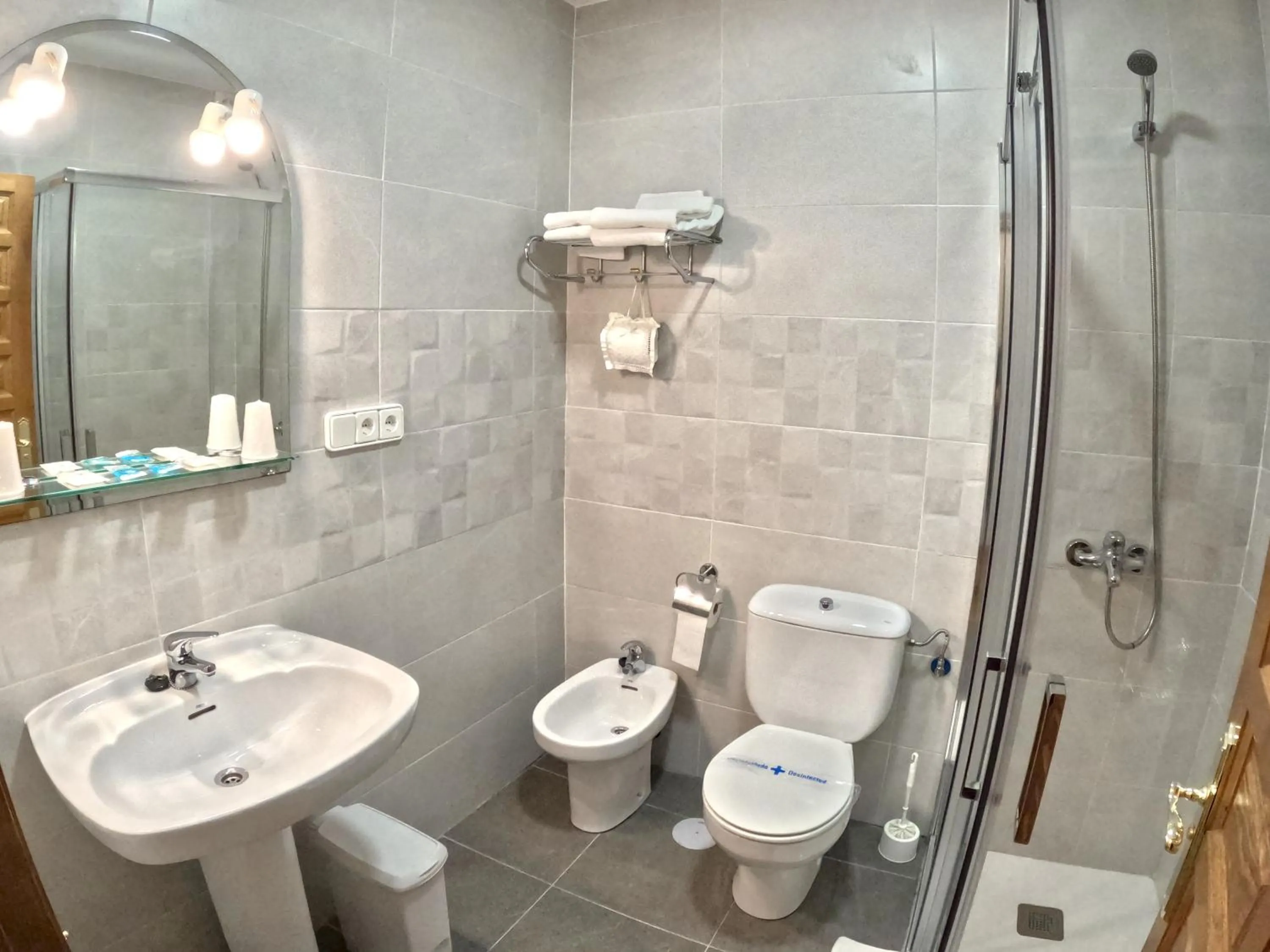 Shower in Apartamentos Javier