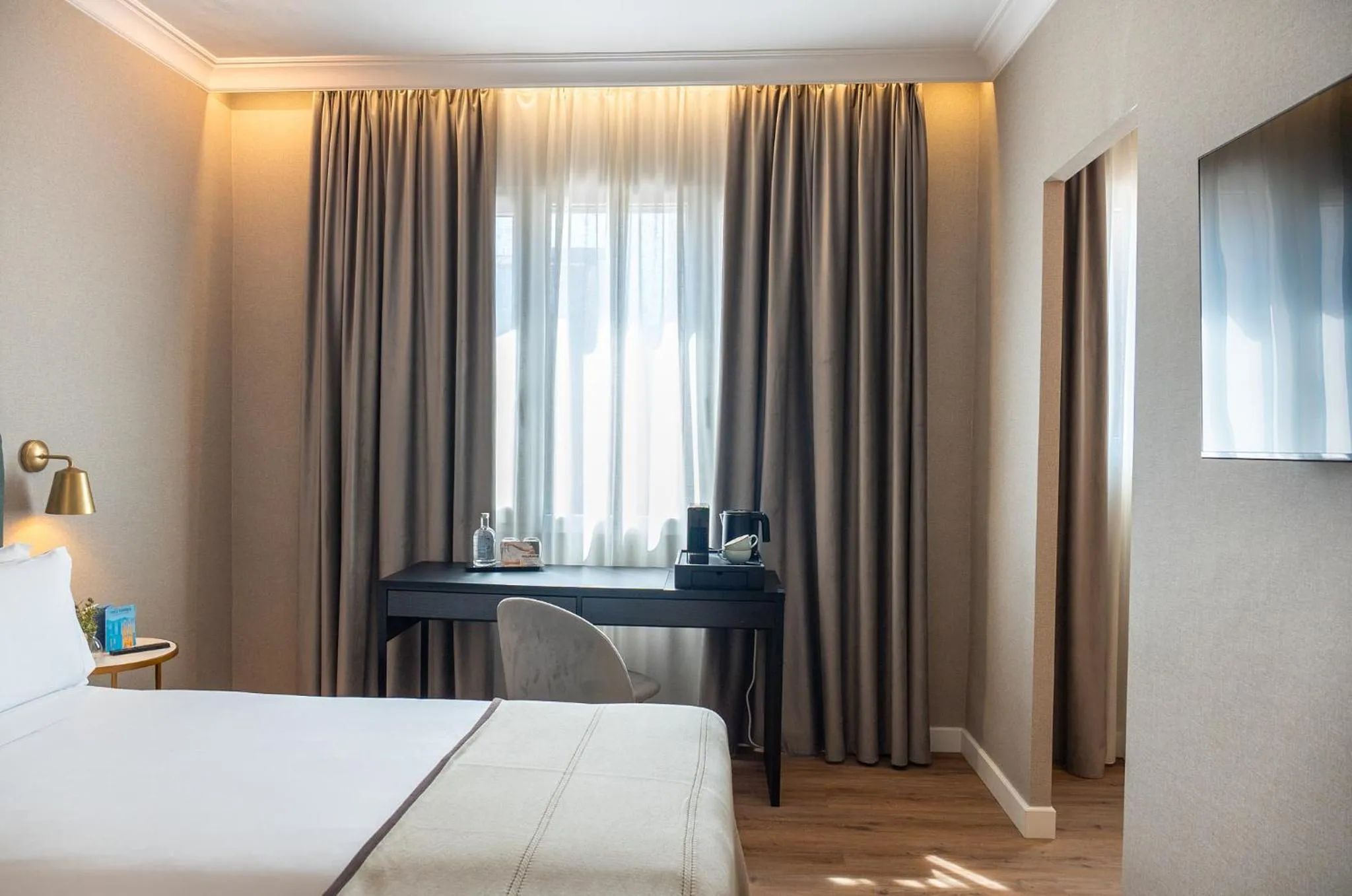 Photo of the whole room, Bed in Tres Torres Atiram Hotel