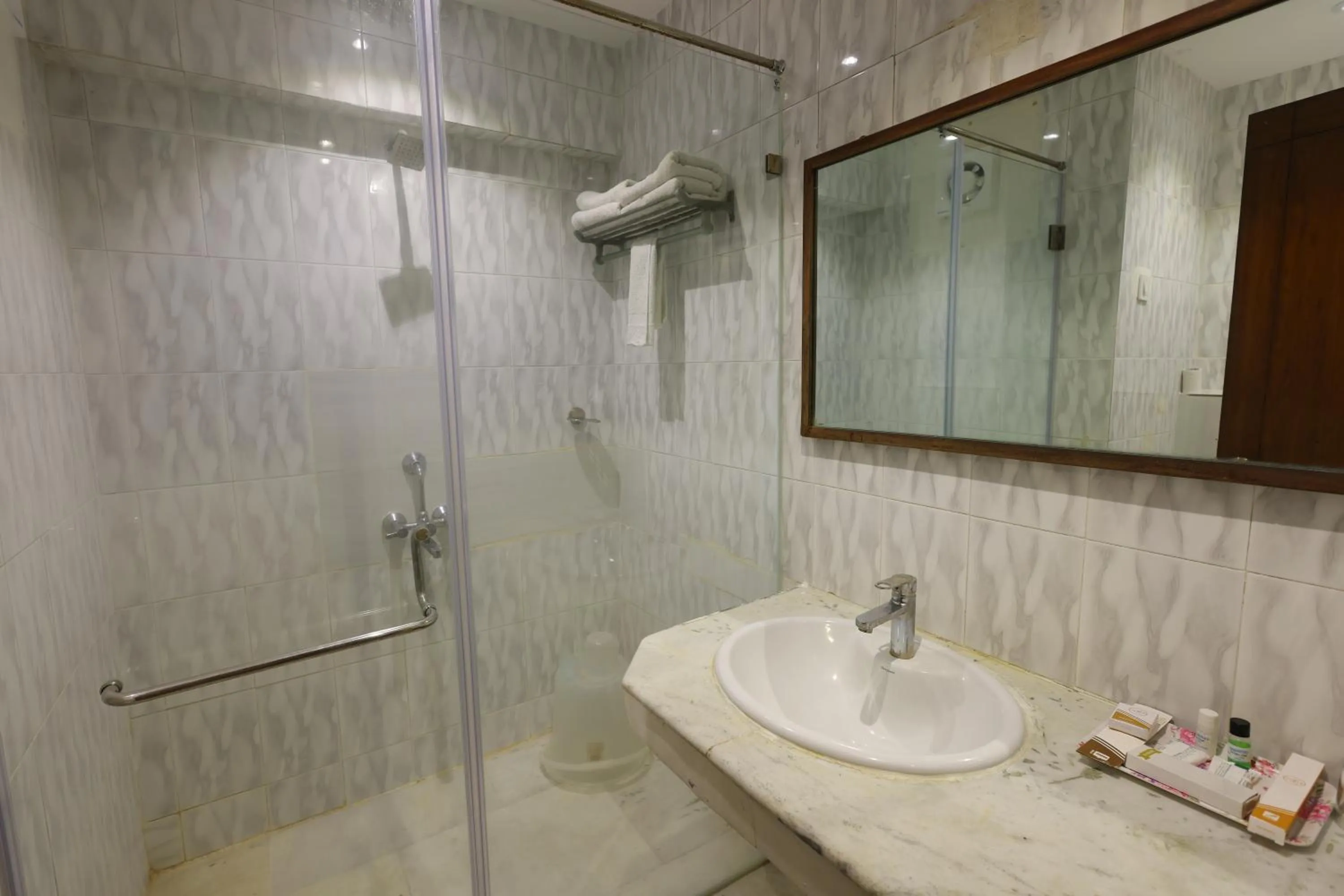 Shower in Hotel PLR Grand