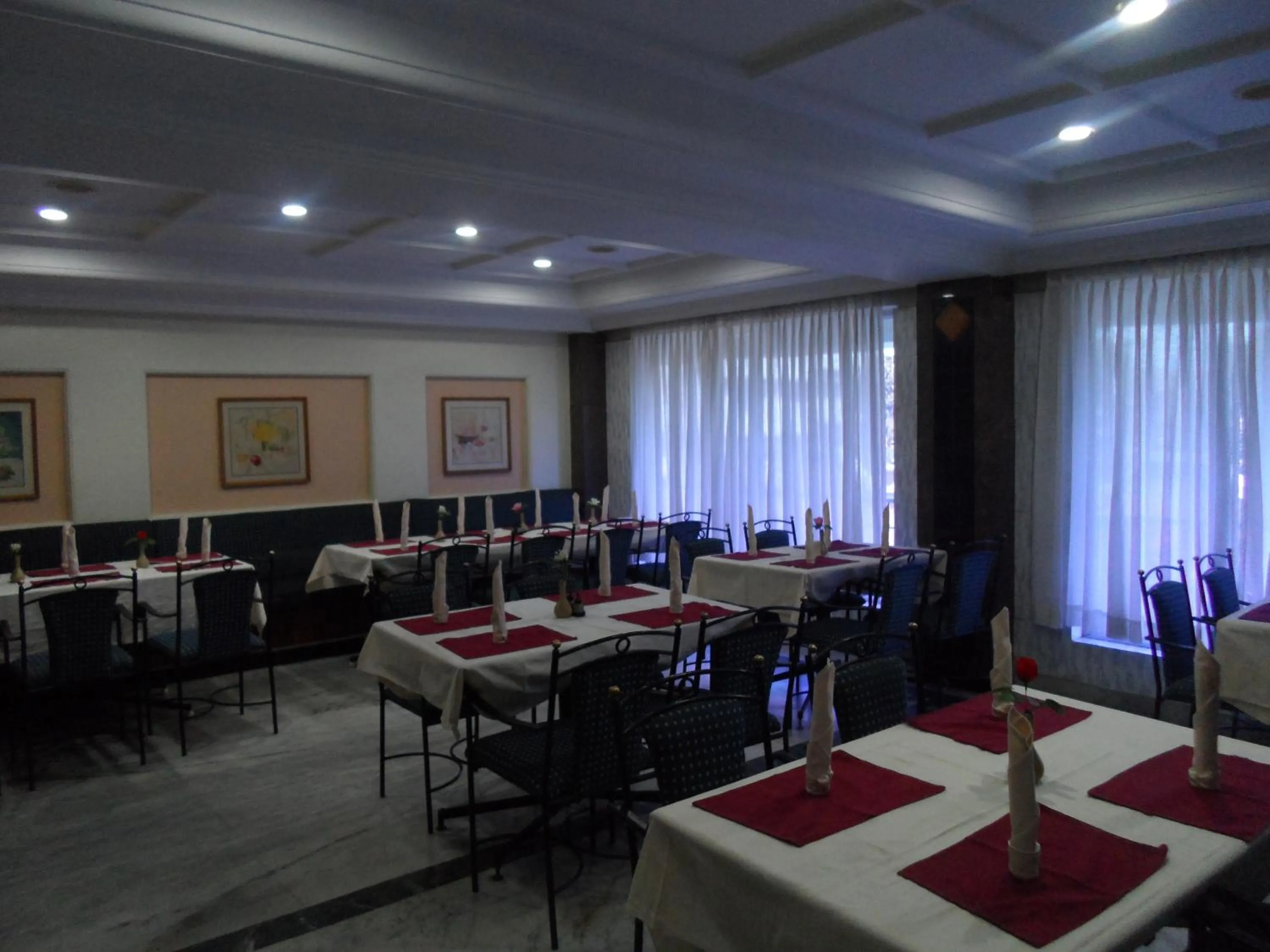 Restaurant/places to eat in Hotel PLR Grand