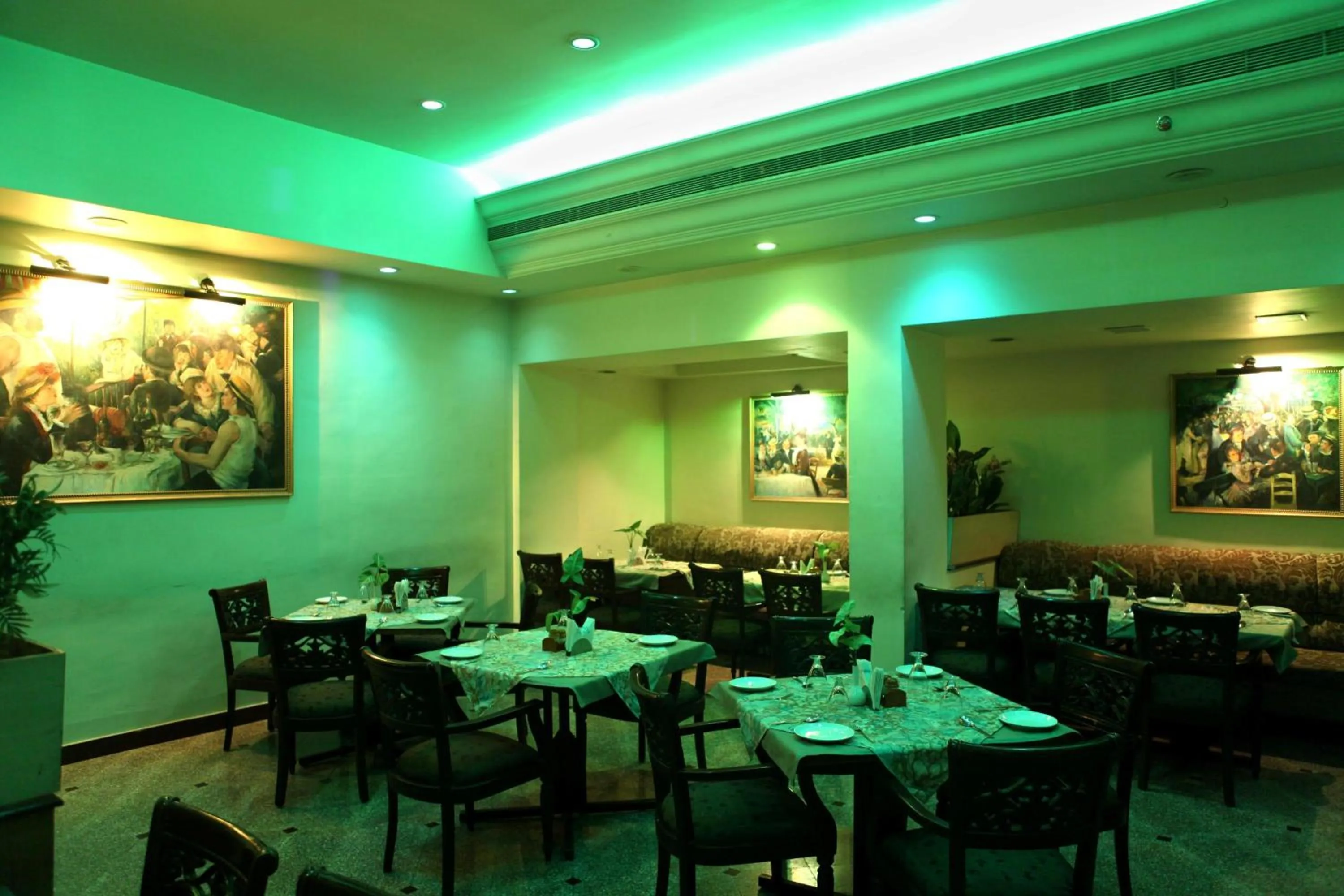 Restaurant/places to eat in Royal Fort Hotel