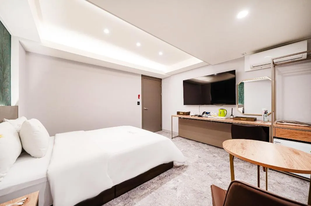 Bed, TV/Entertainment Center in Bundang Regency Hotel