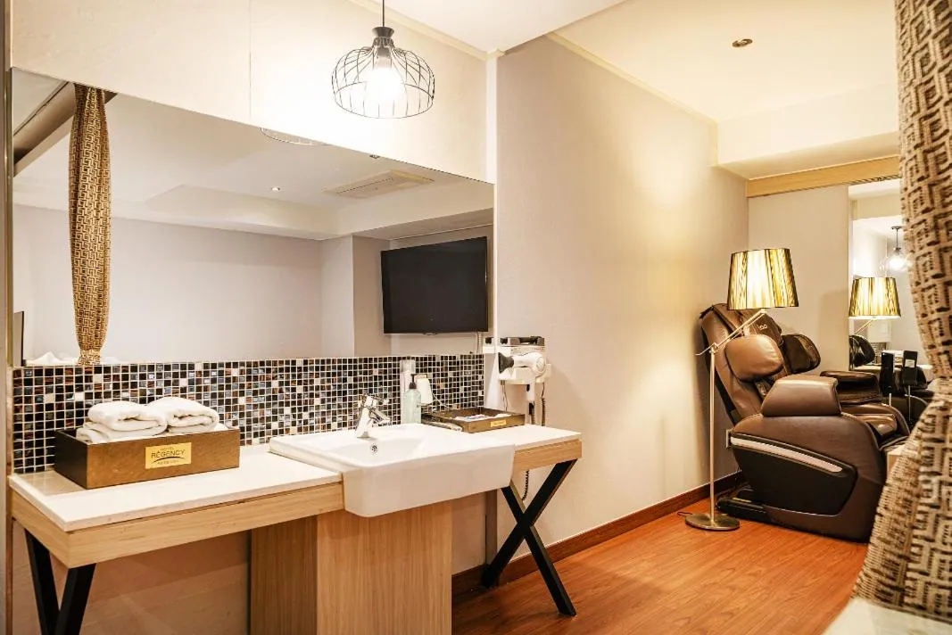 Seating area, Bathroom in Bundang Regency Hotel