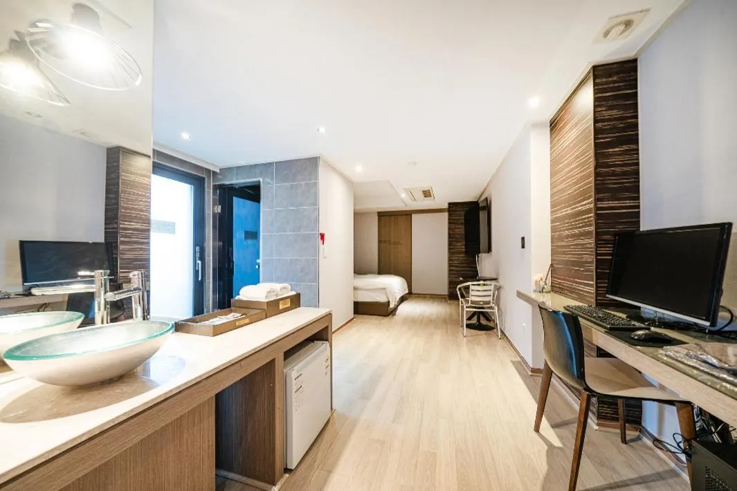 TV and multimedia, Bathroom in Bundang Regency Hotel