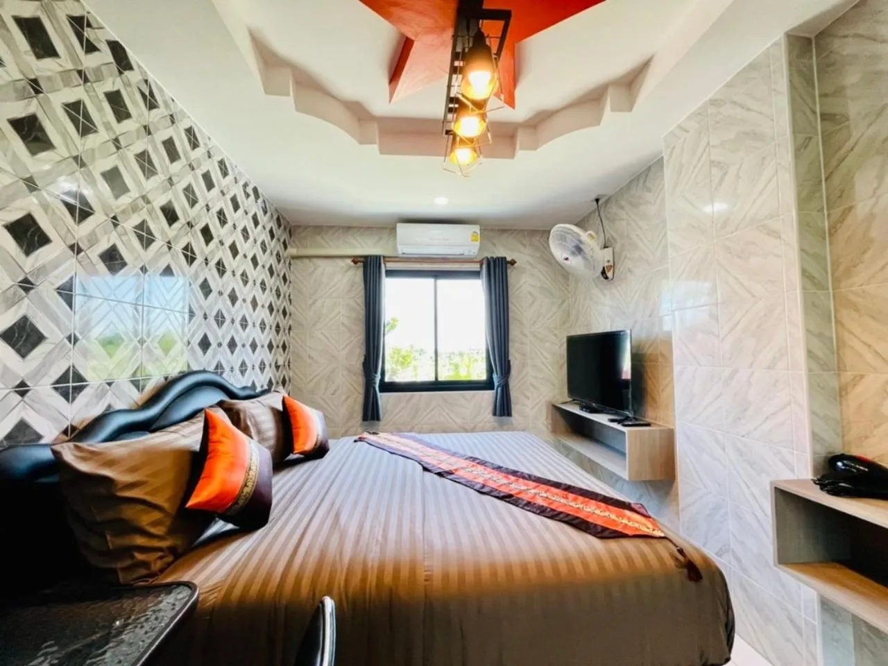 Photo of the whole room, Bed in โรงแรมเรือนคุณเล็ก กานต์สินี