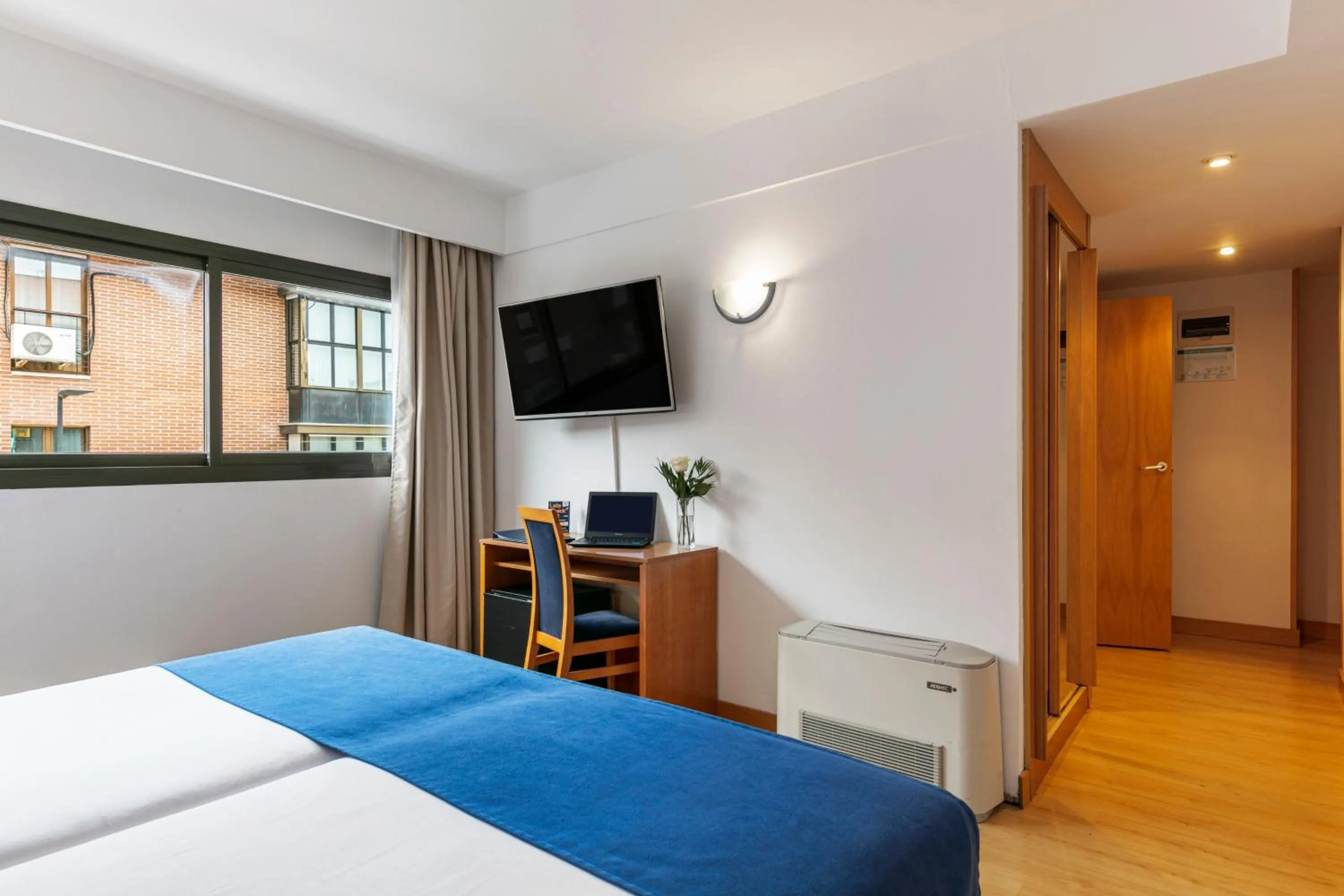 Photo of the whole room, Bed in Sercotel de los Reyes