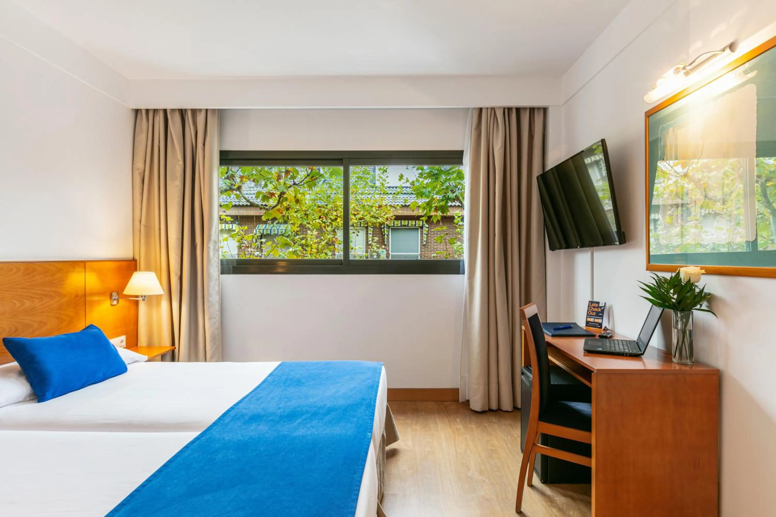 Photo of the whole room, Bed in Sercotel de los Reyes